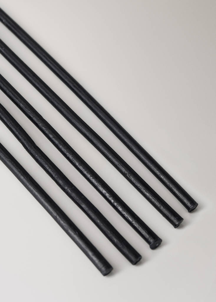 Set of 20 decorative elongated candles with base detail — Black