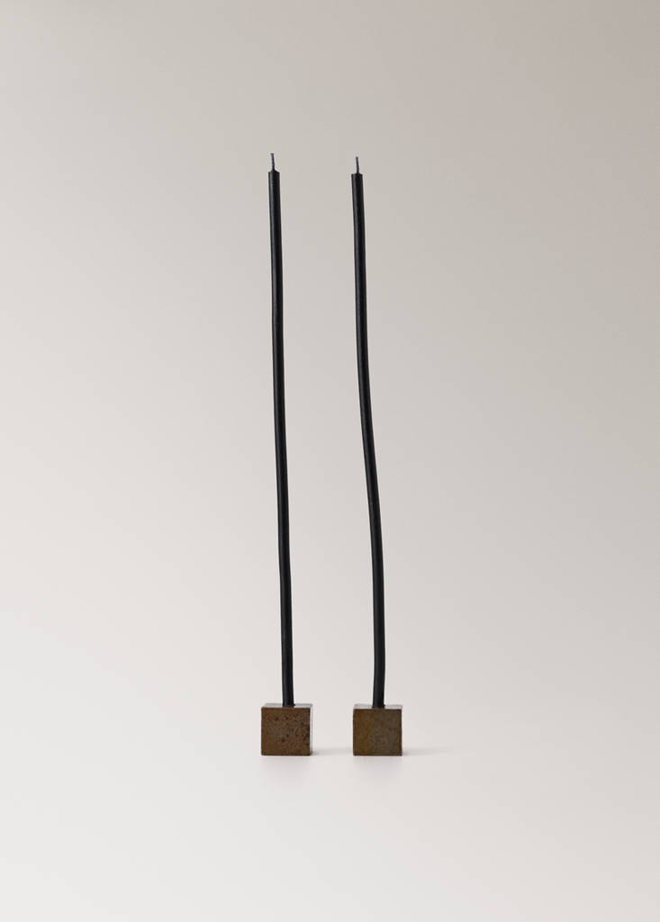 Set of 20 decorative elongated candles with base detail — Black