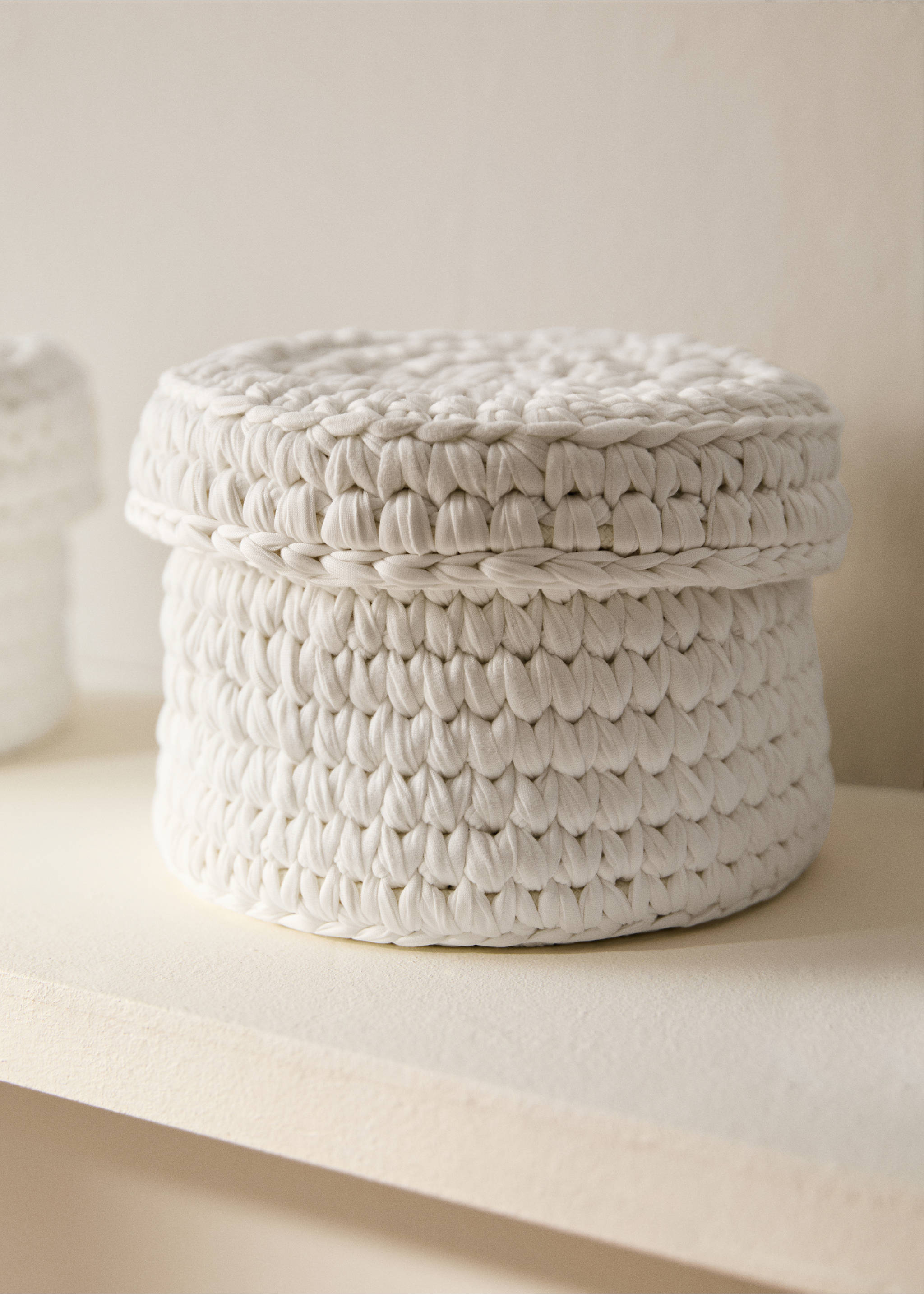 Medium round basket with lid - General plane, White. Ref: 37114805-00.