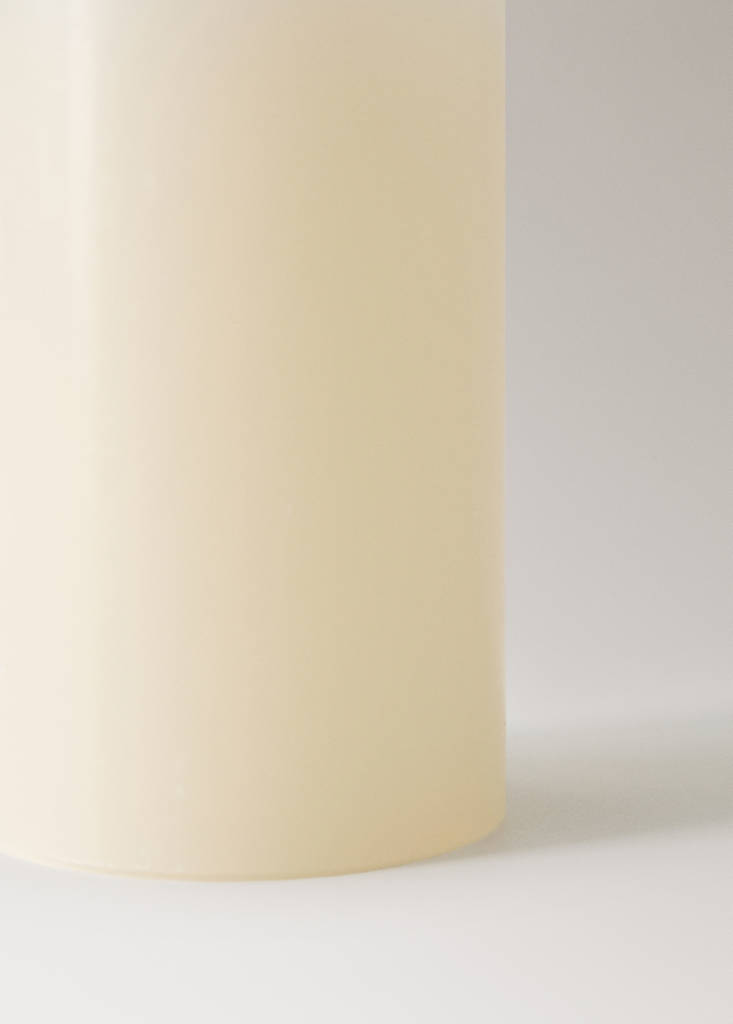 Small cylindrical decorative candle — Off White