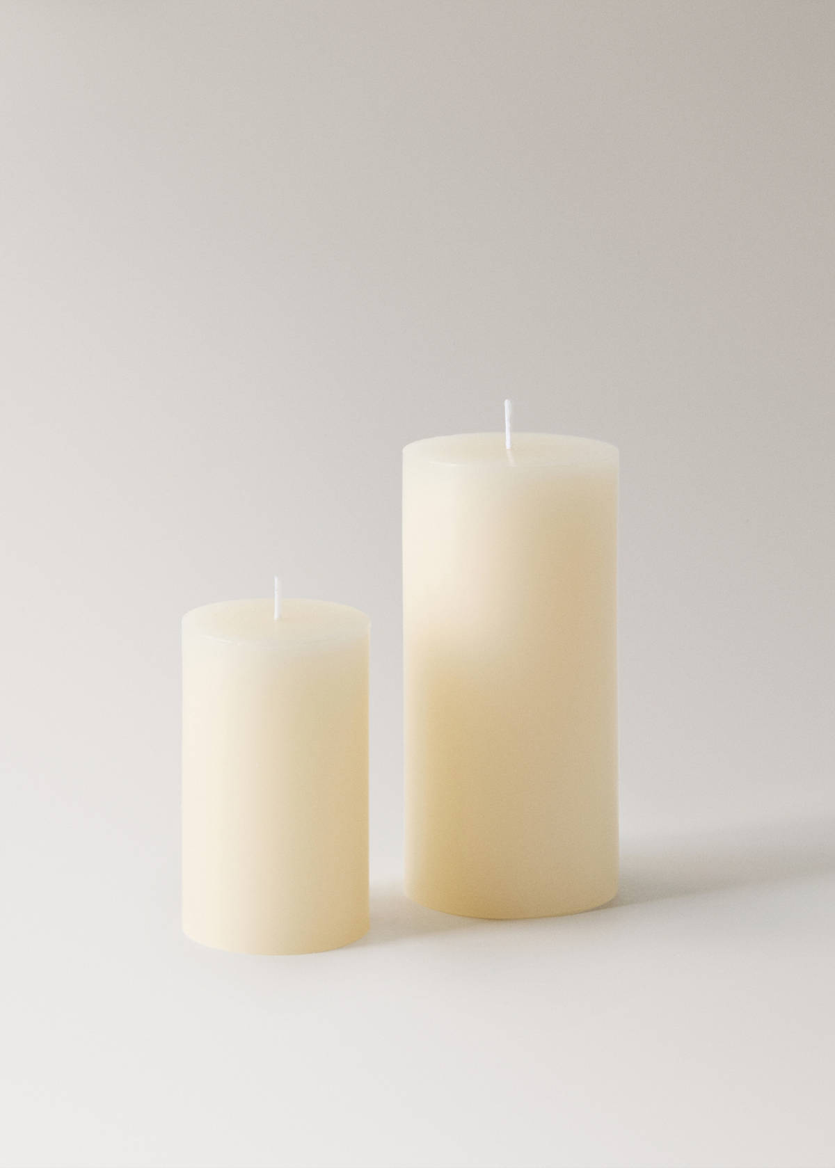Small cylindrical decorative candle — Off White