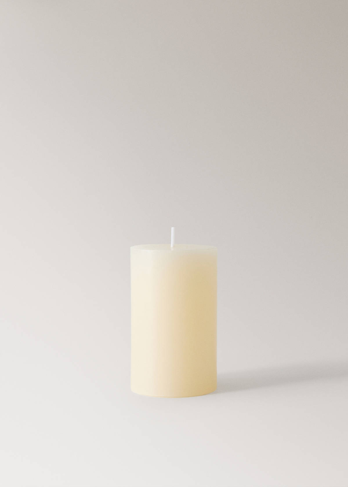 Small cylindrical decorative candle — Off White