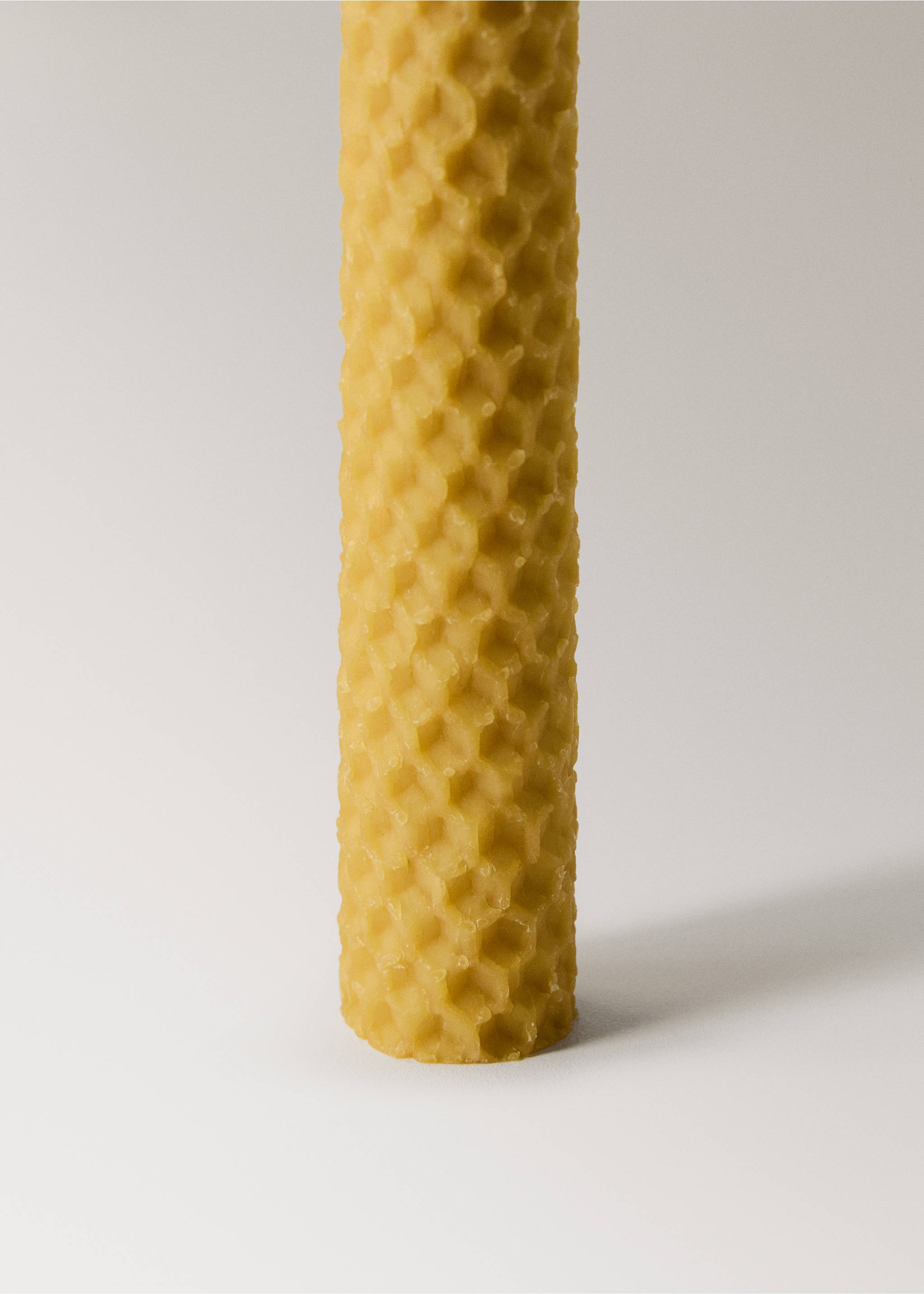 Long decorative beeswax candles - Details of the article 2, Ochre. Ref: 37134480-00.