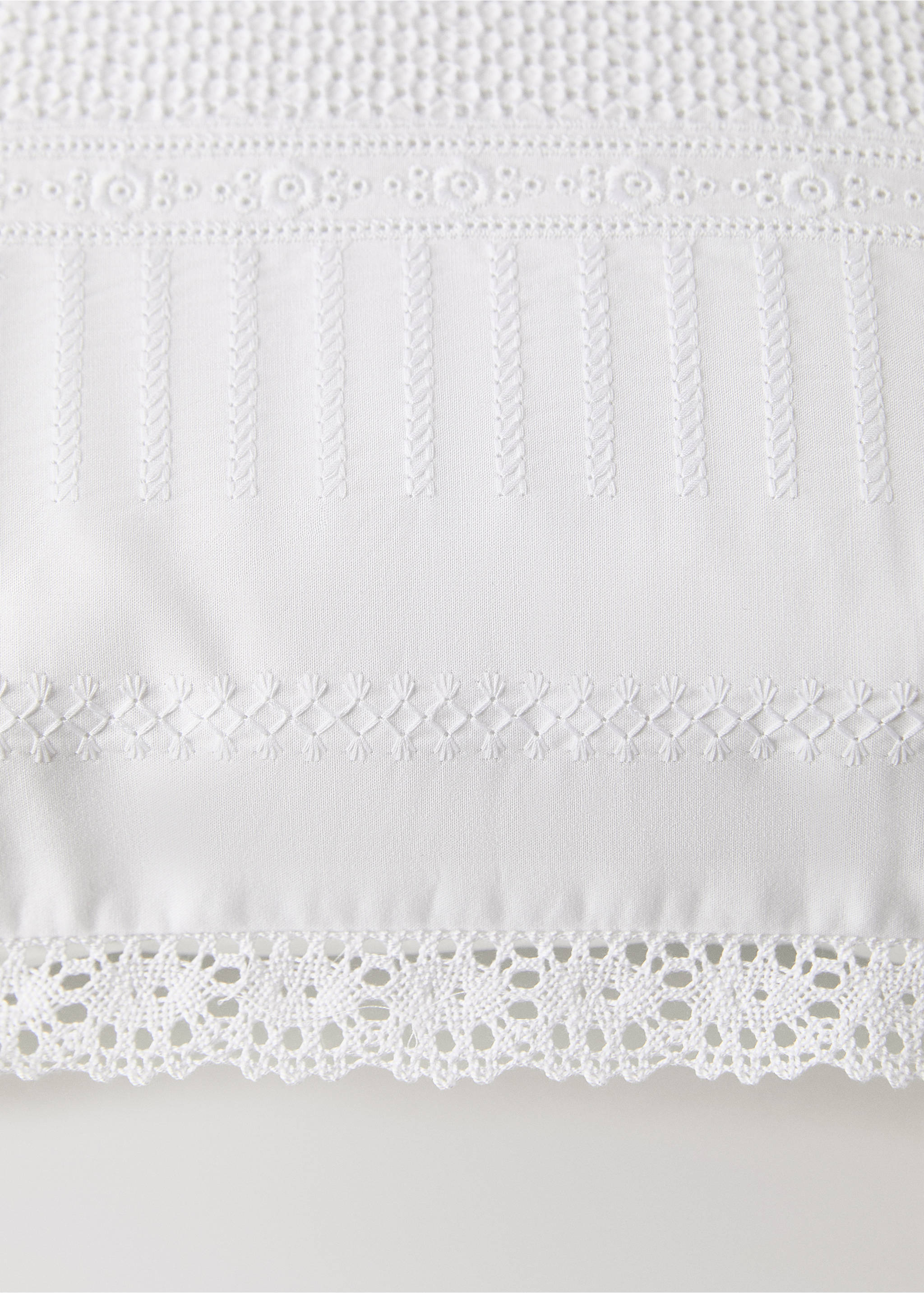 White cushion cover with embroidered details and lace border., White. Ref: 37141588-00.