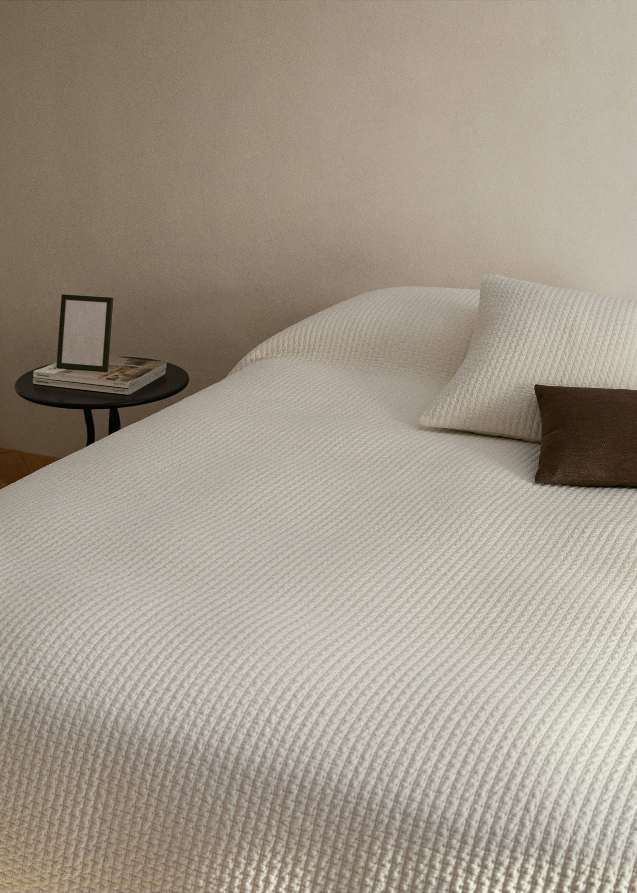 Satin bedspread for 130/150 cm bed - Details of the article 7, Ecru. Ref: 37143809-00.