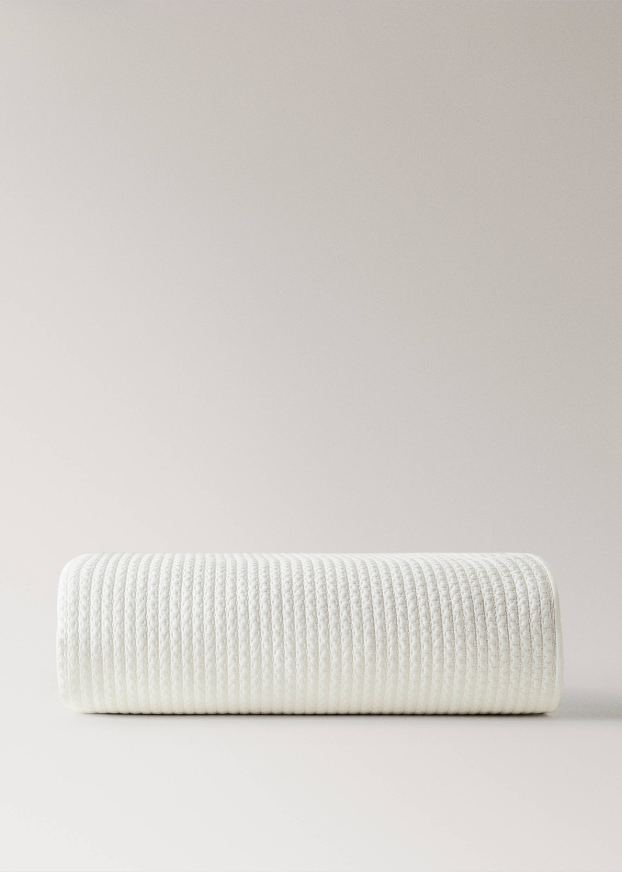 Satin bedspread for 130/150 cm bed - Article without model, Ecru. Ref: 37143809-00.