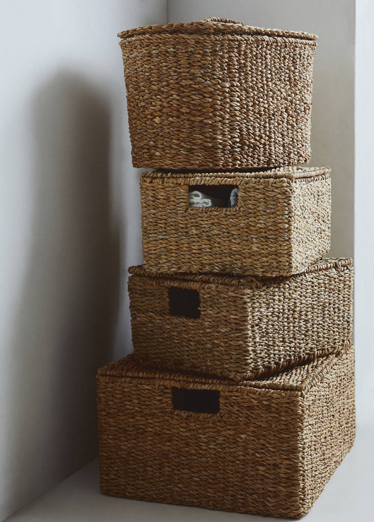 Medium woven basket with lid and handles — Brown