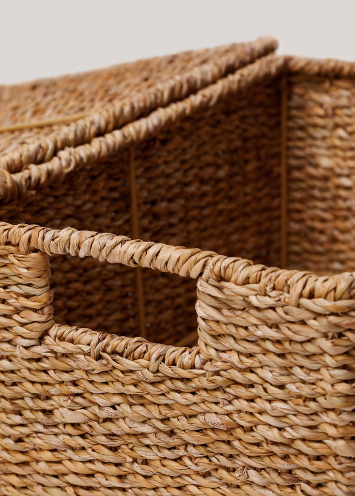 Medium woven basket with lid and handles — Brown