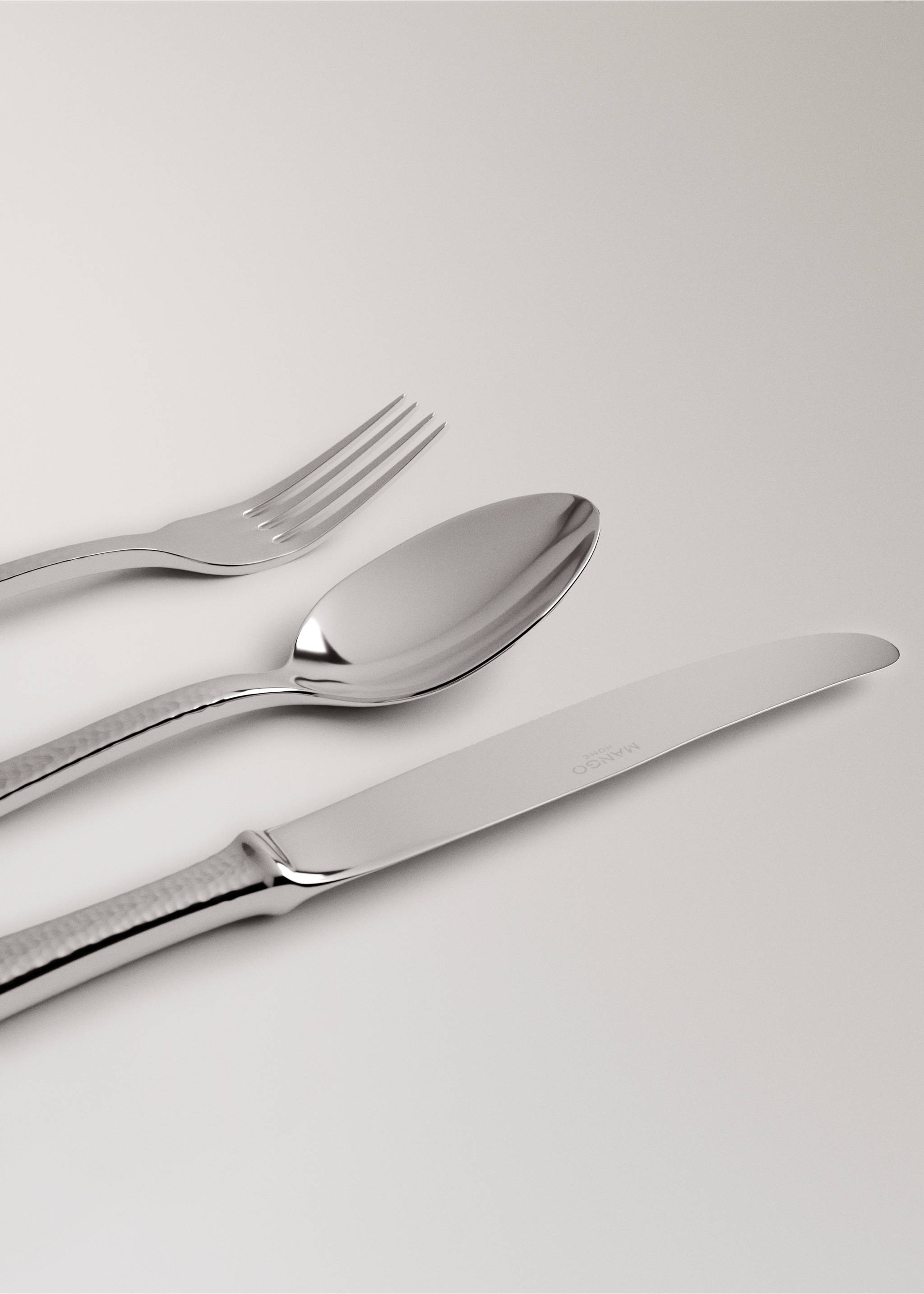 Three-piece hammered stainless steel cutlery set - Details of the article 1, Grey. Ref: 37152037-00.