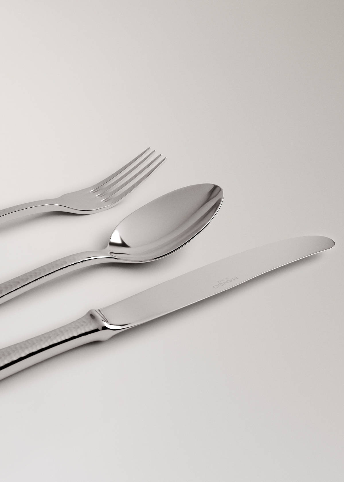 Three-piece hammered stainless steel cutlery set — Grey