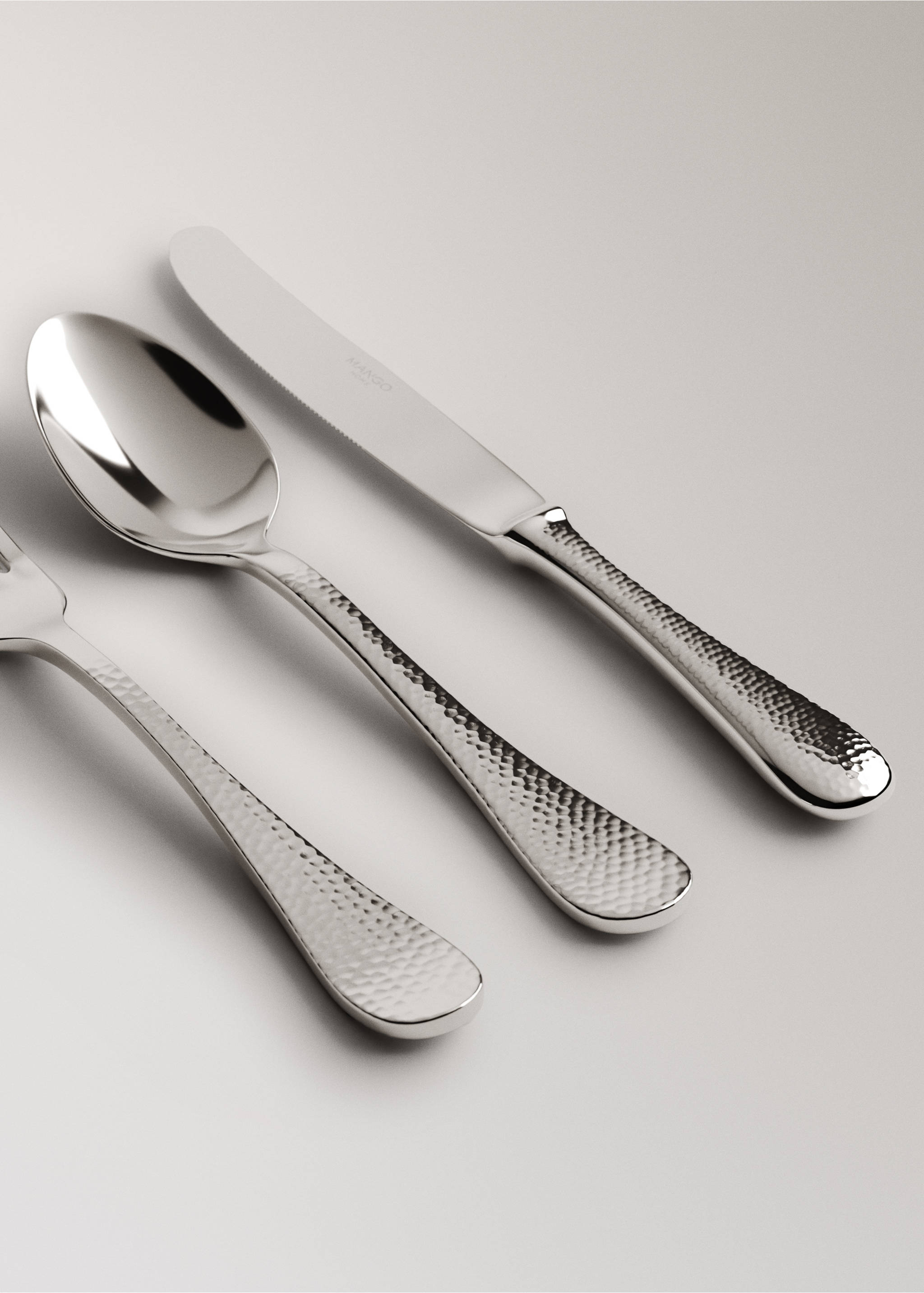 Three-piece hammered stainless steel cutlery set - Details of the article 2, Grey. Ref: 37152037-00.