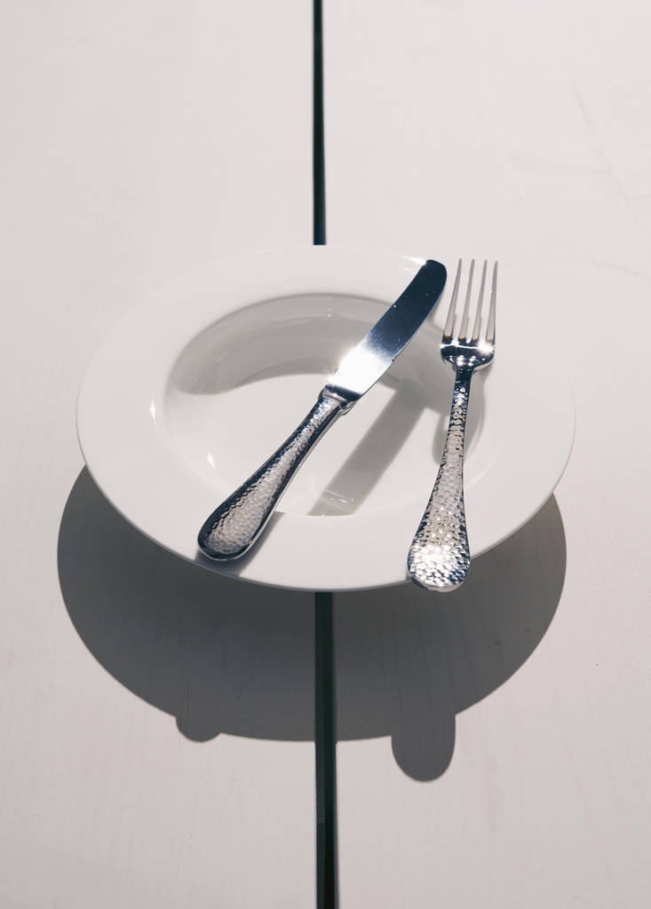Three-piece hammered stainless steel cutlery set — Grey