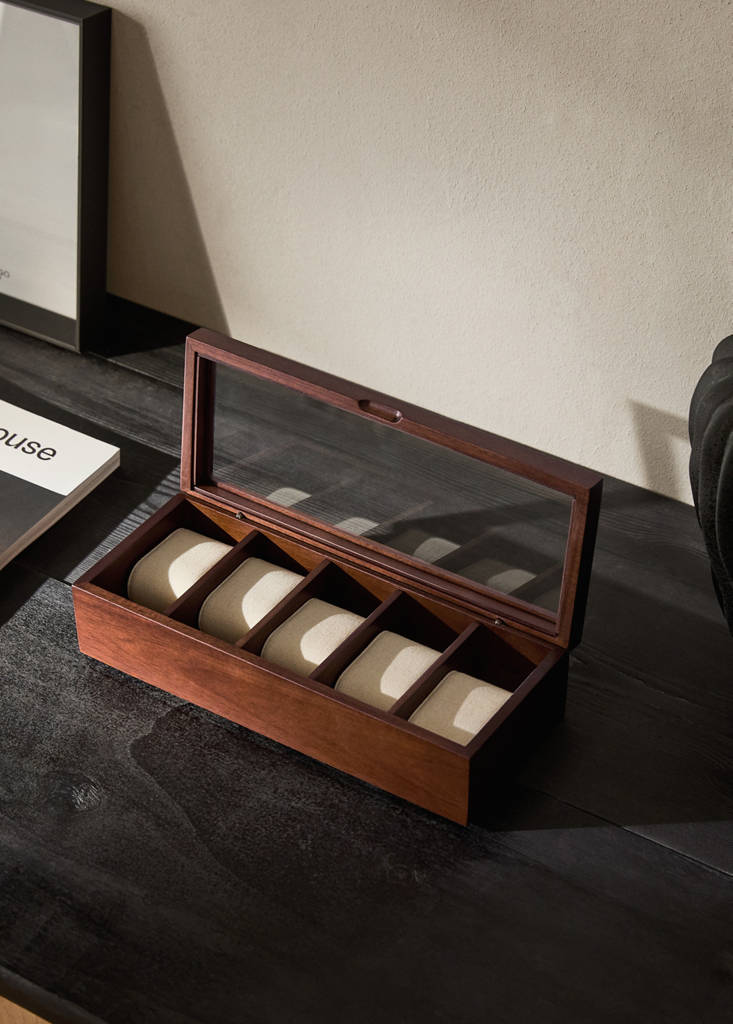 Wooden jewellery box for watches — Brown