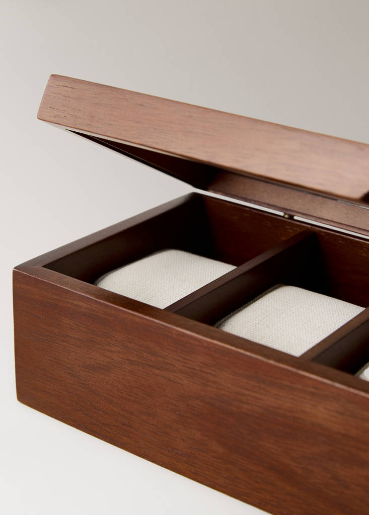 Wooden jewellery box for watches — Brown