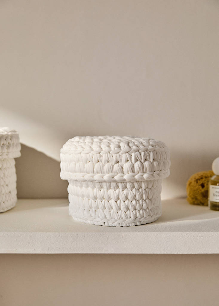 Small round basket with lid — White