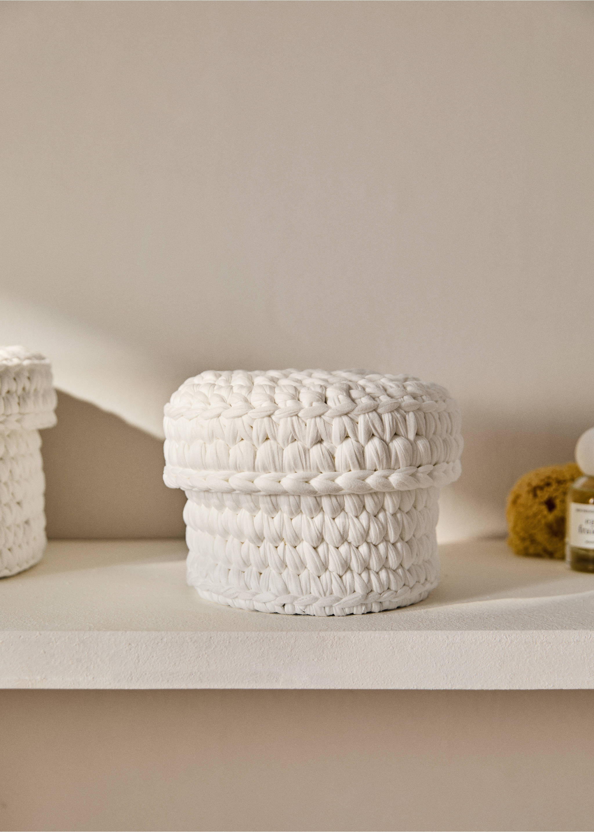 Small round basket with lid - General plane, White. Ref: 37154803-00.