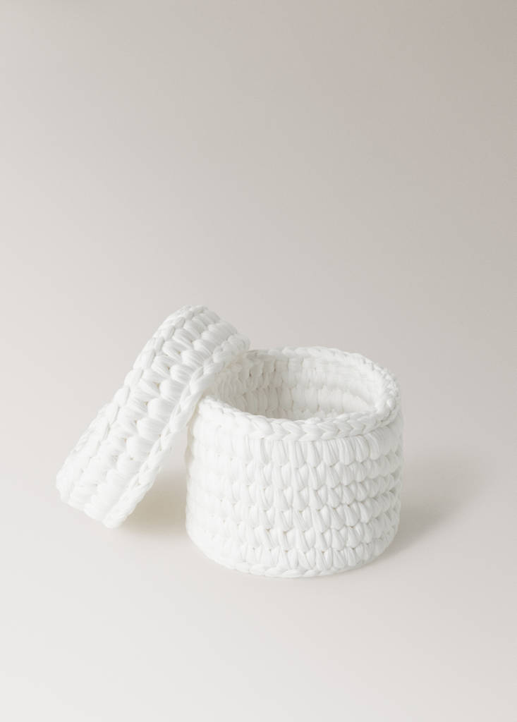Small round basket with lid — White