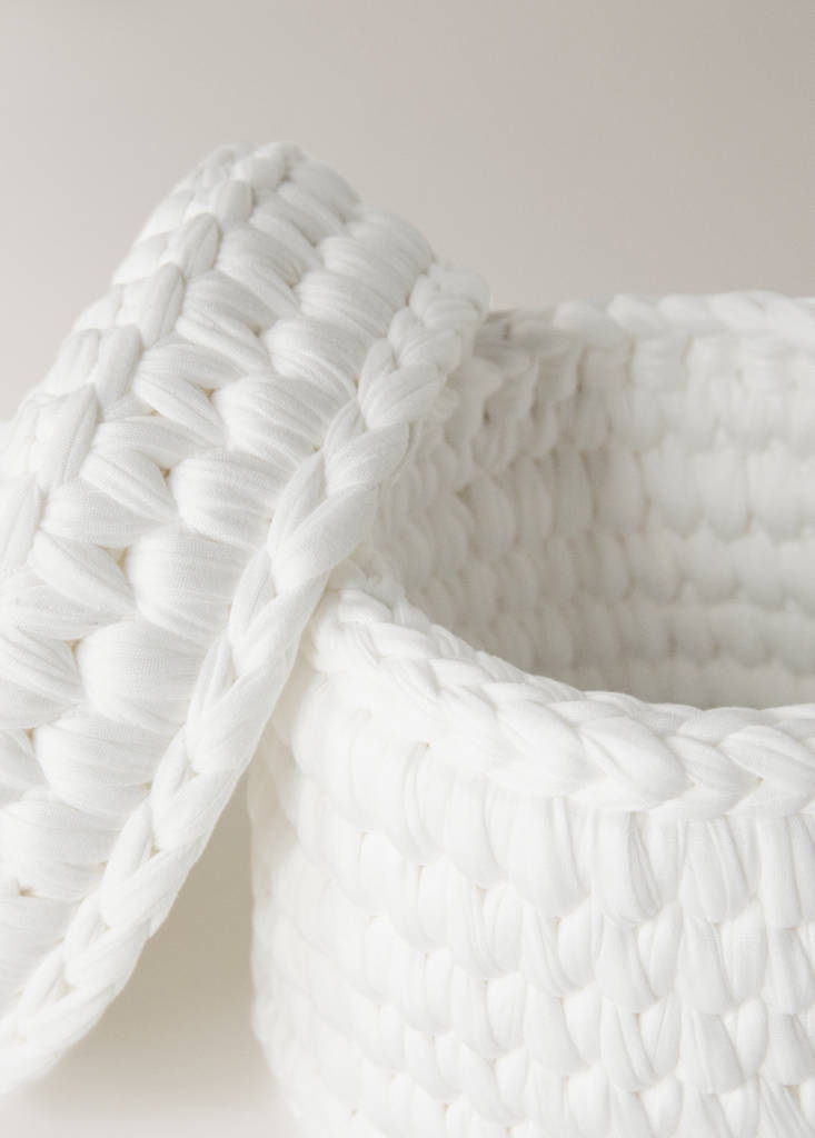 Small round basket with lid — White