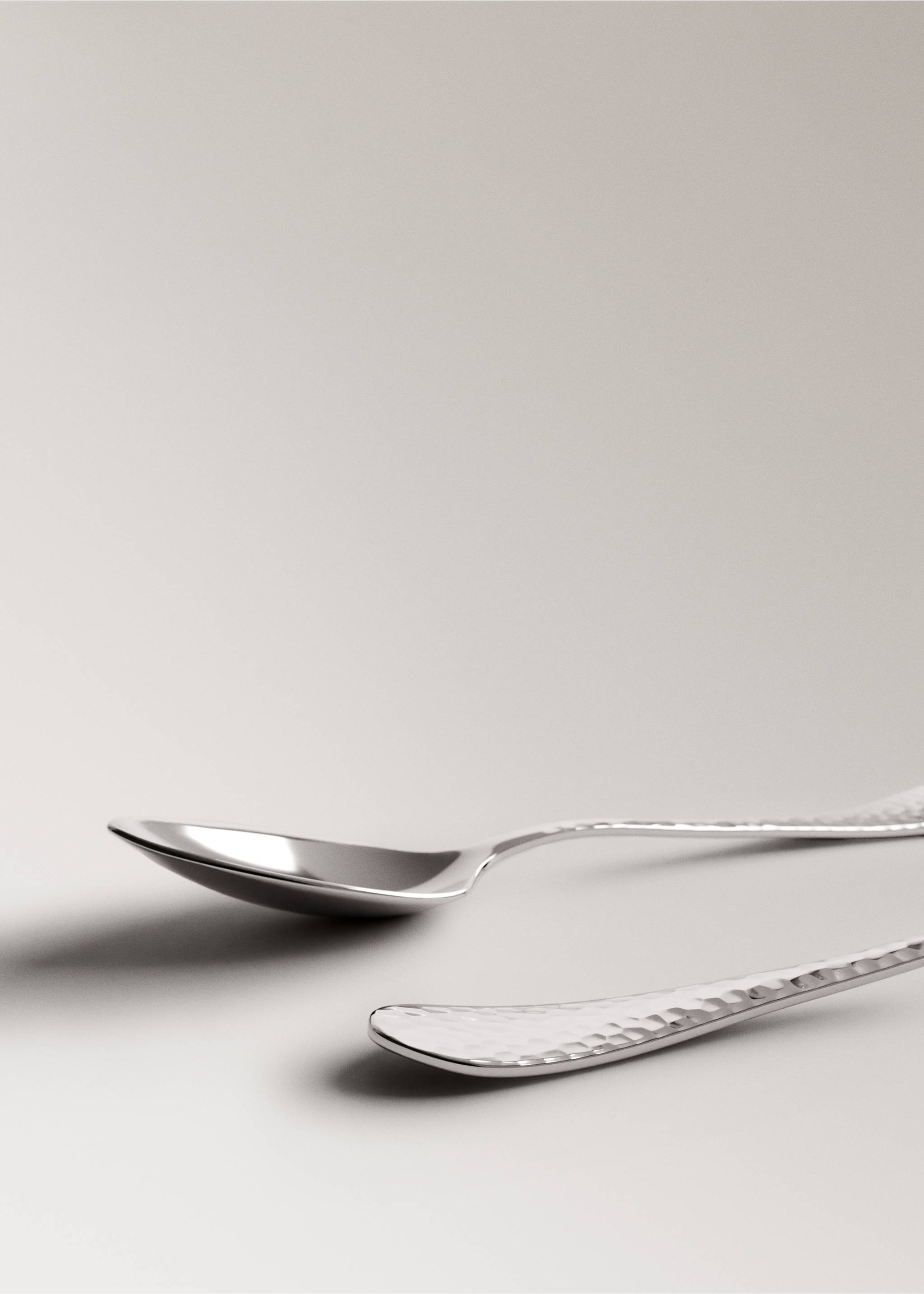 Set of 4 hammered stainless steel dessert spoons - Details of the article 2, Grey. Ref: 37162036-00.