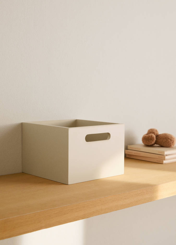 Large coloured children’s box — Ecru