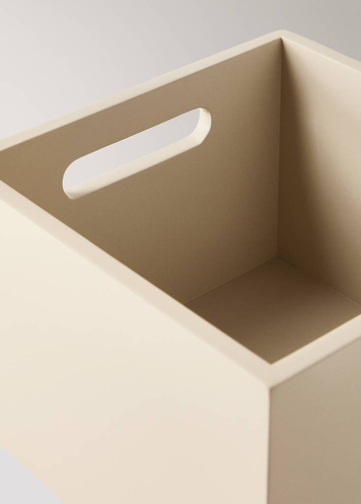 Large coloured children’s box — Ecru