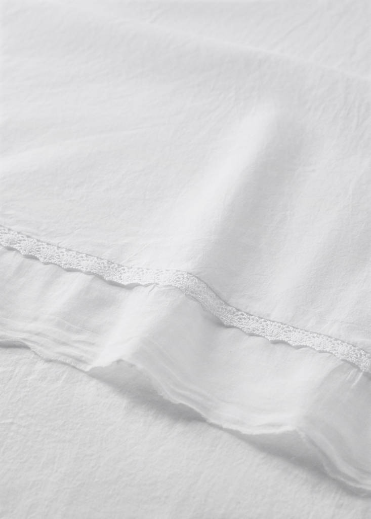 Set of washed cotton top sheet and pillowcase with lace ruffle for mini cot — White