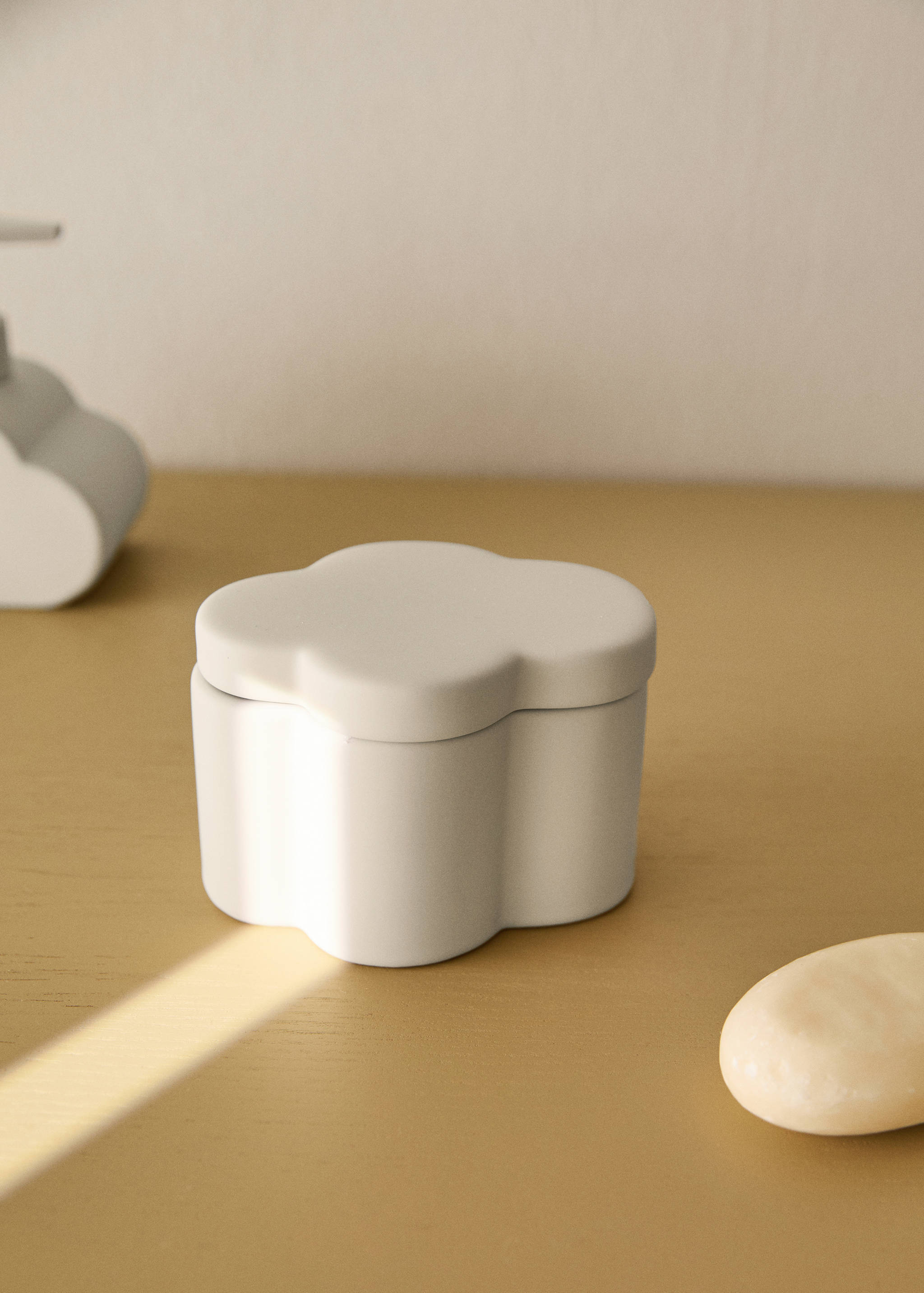 Cloud-shaped stoneware bathroom box - General plane