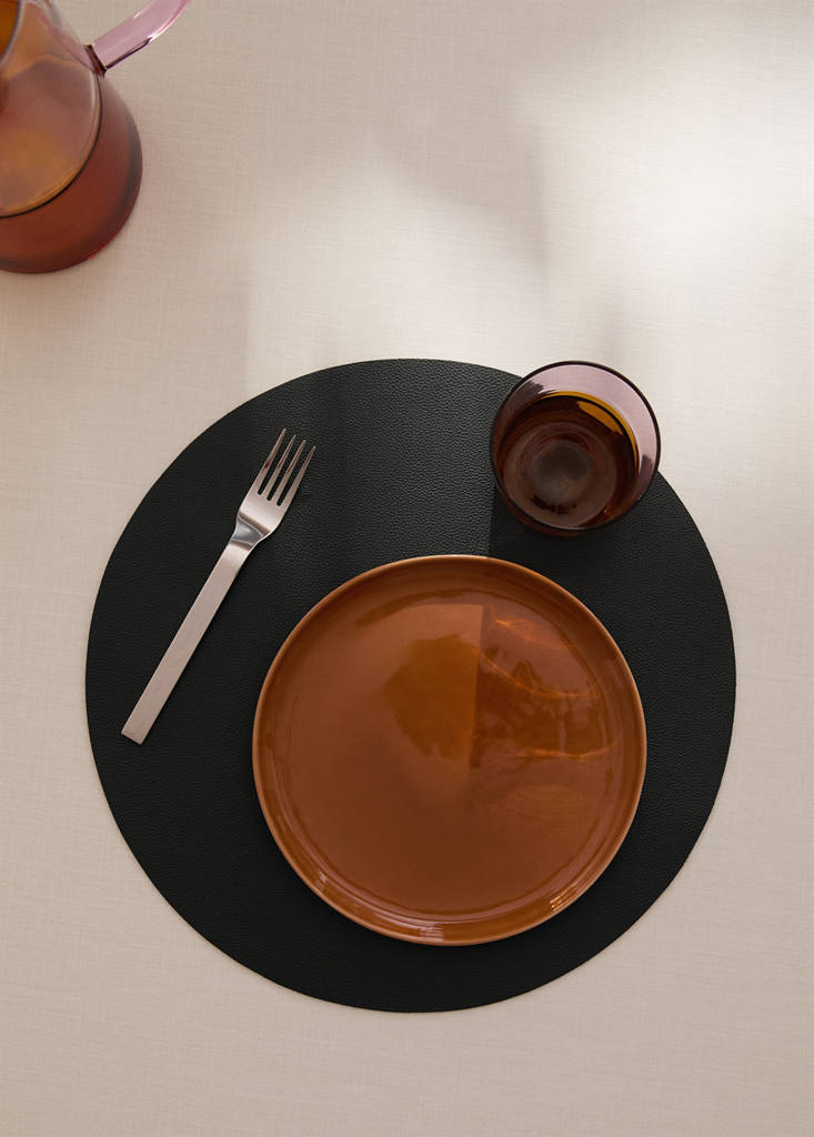 Round leather-effect placemat — Black