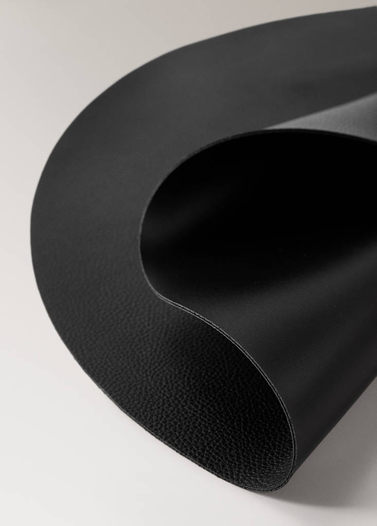 Round leather-effect placemat — Black