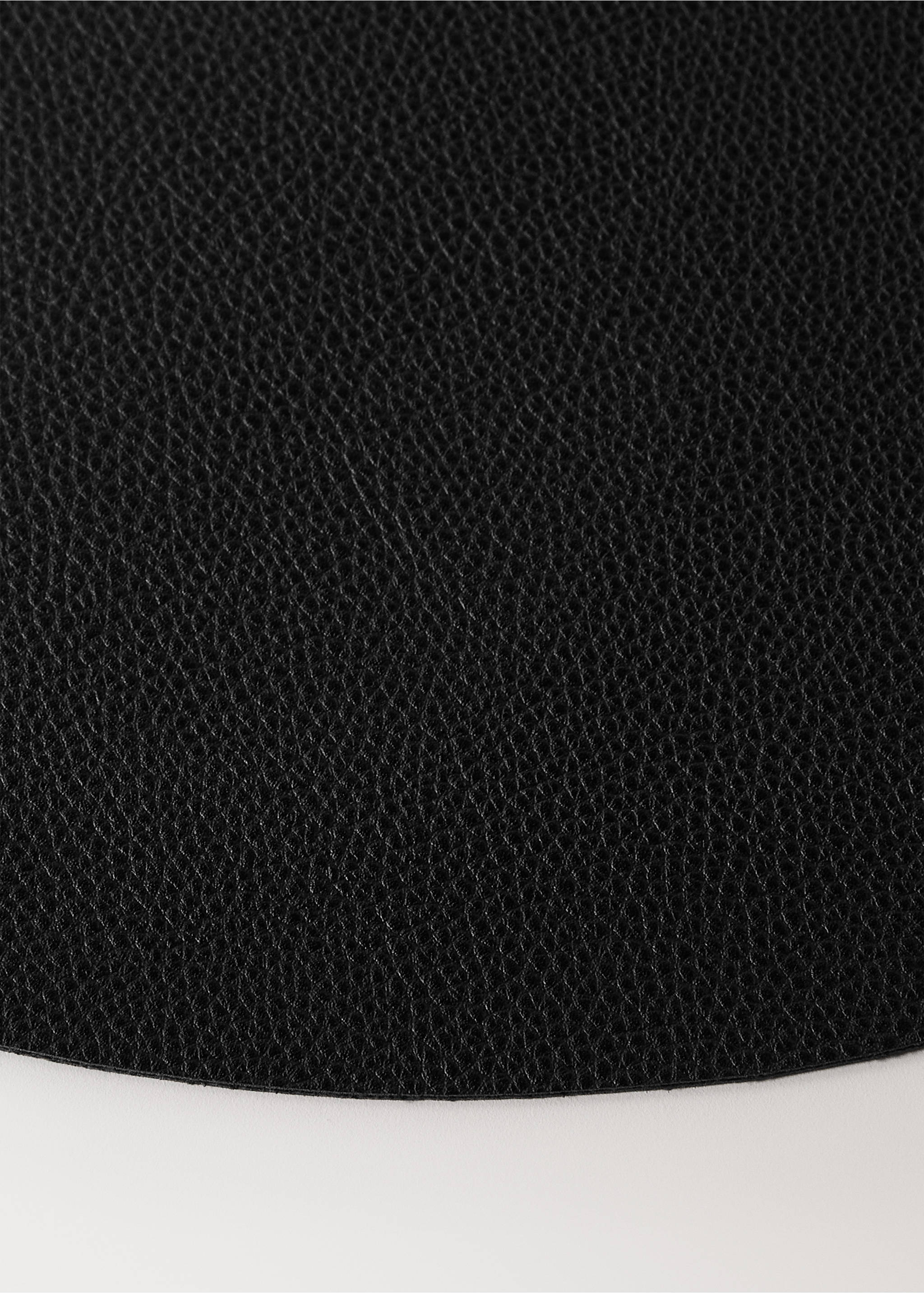 Round leather-effect placemat - Details of the article 2, Black. Ref: 37179124-00.