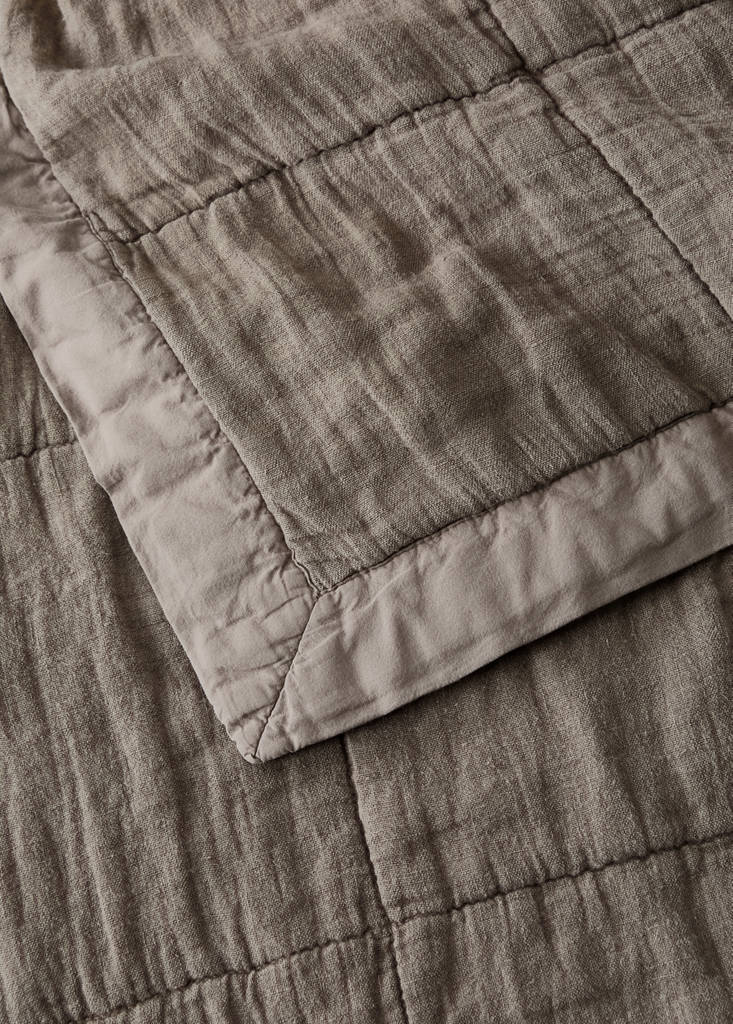 Steppdecke aus gewaschenem Leinen mit Karomuster, Bett 130/150 cm — Mittelbraun