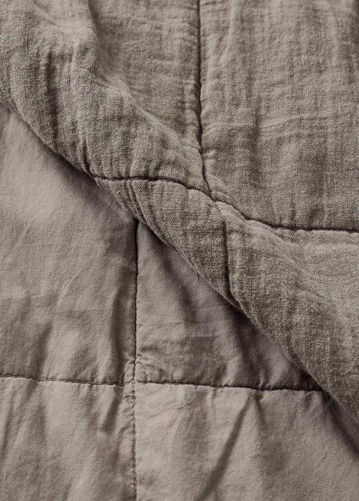 Steppdecke aus gewaschenem Leinen mit Karomuster, Bett 130/150 cm — Mittelbraun