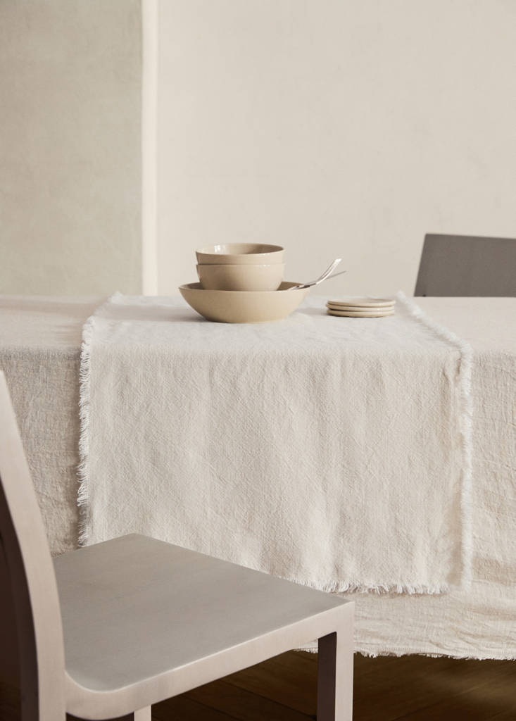 Linen table runner with tassels — White