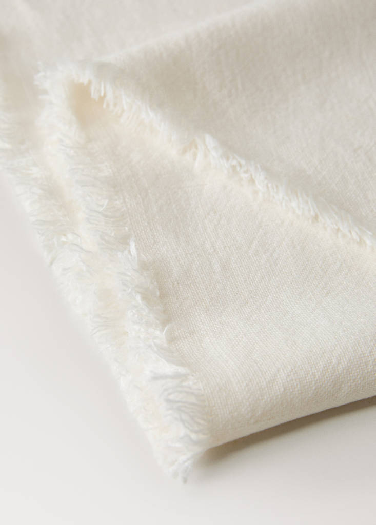 Linen table runner with tassels — White