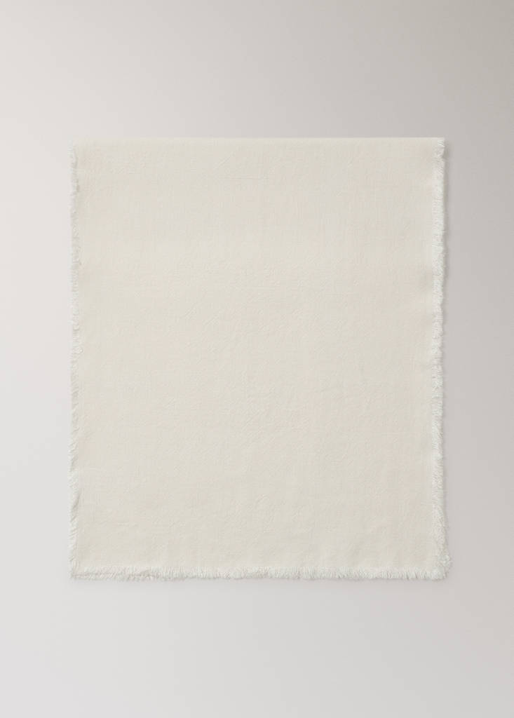 Linen table runner with tassels — White