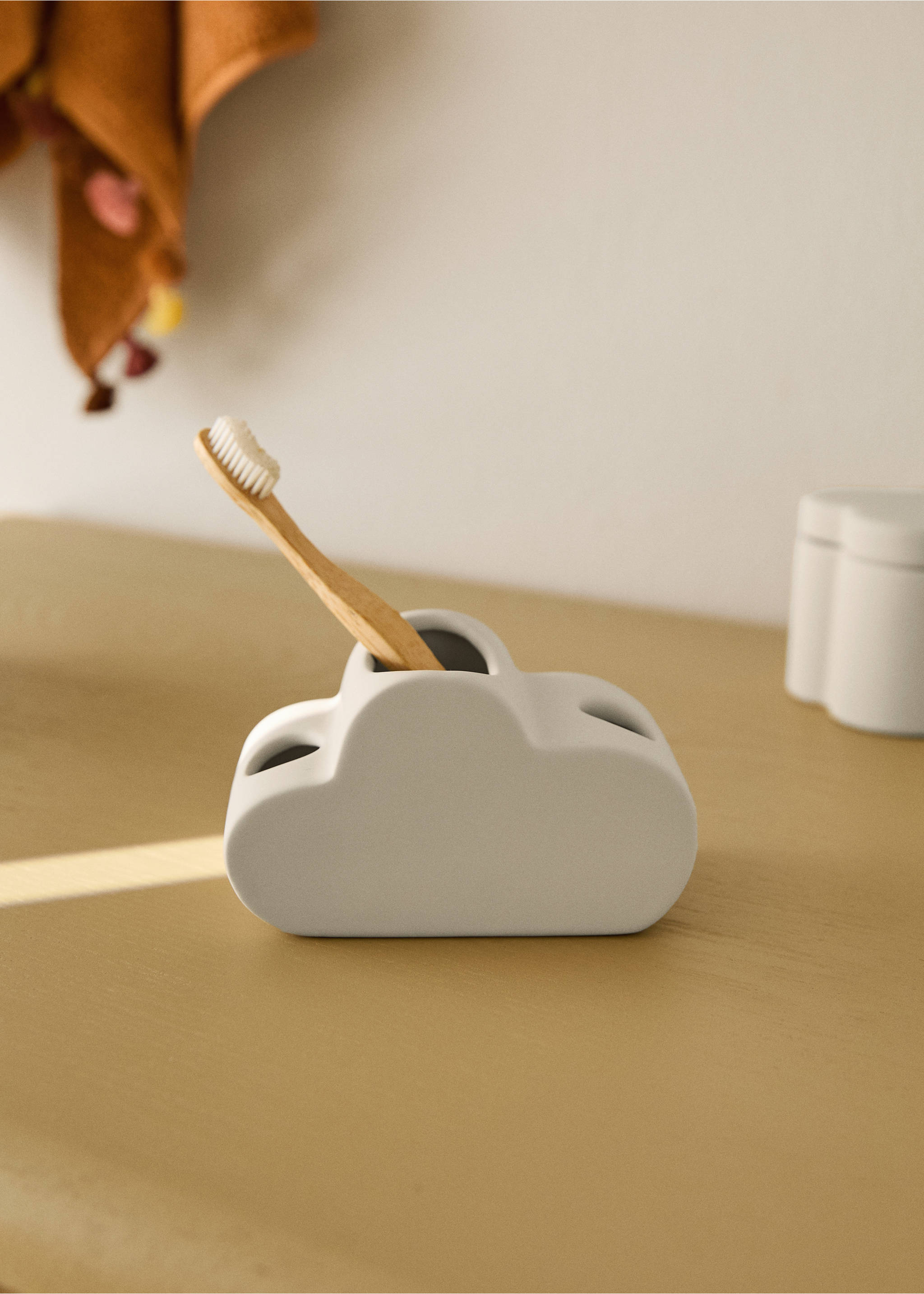 Cloud-shaped stoneware toothbrush holder - General plane, Sand. Ref: 37184469-00.