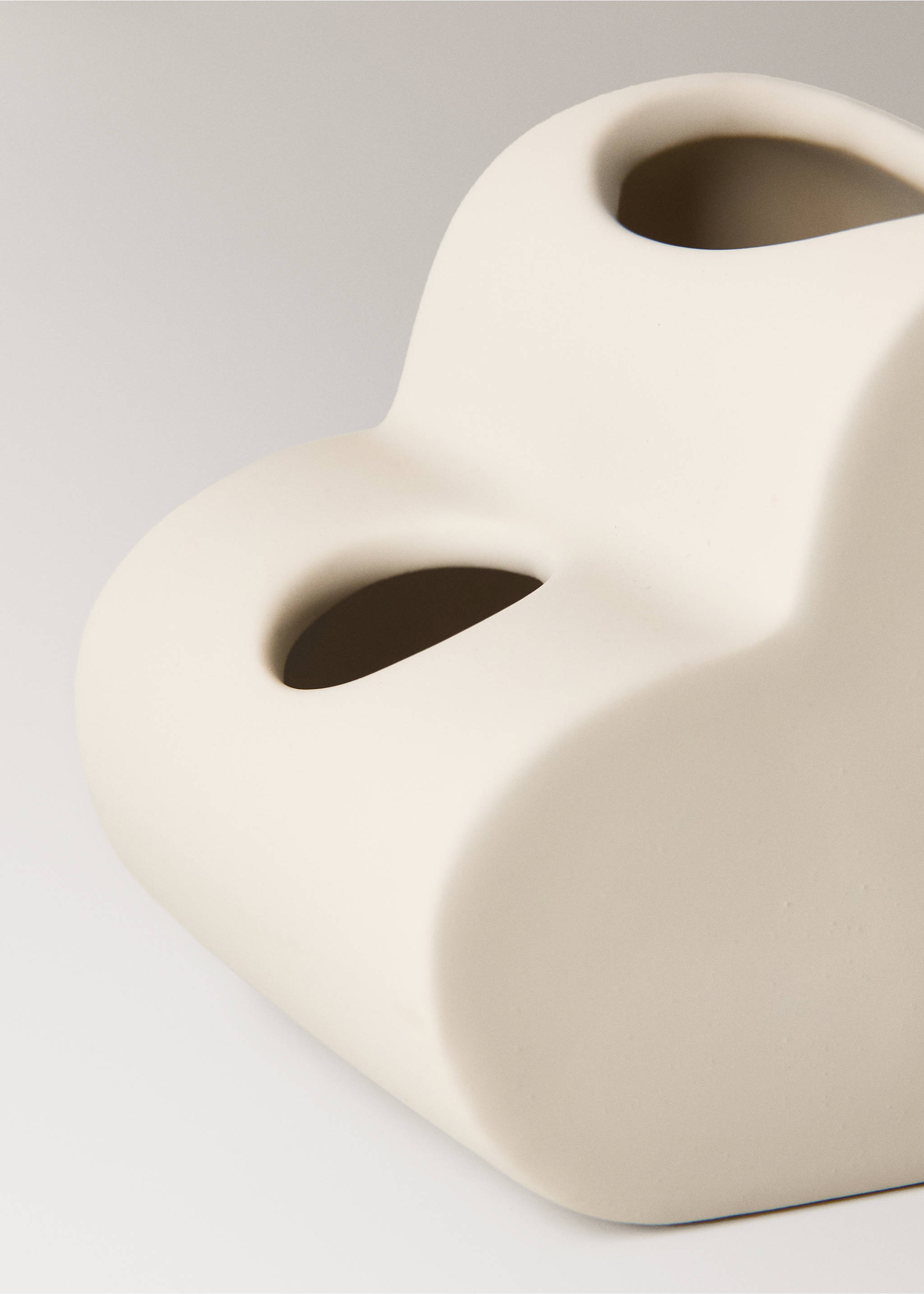 Cloud-shaped stoneware toothbrush holder - Details of the article 2, Sand. Ref: 37184469-00.