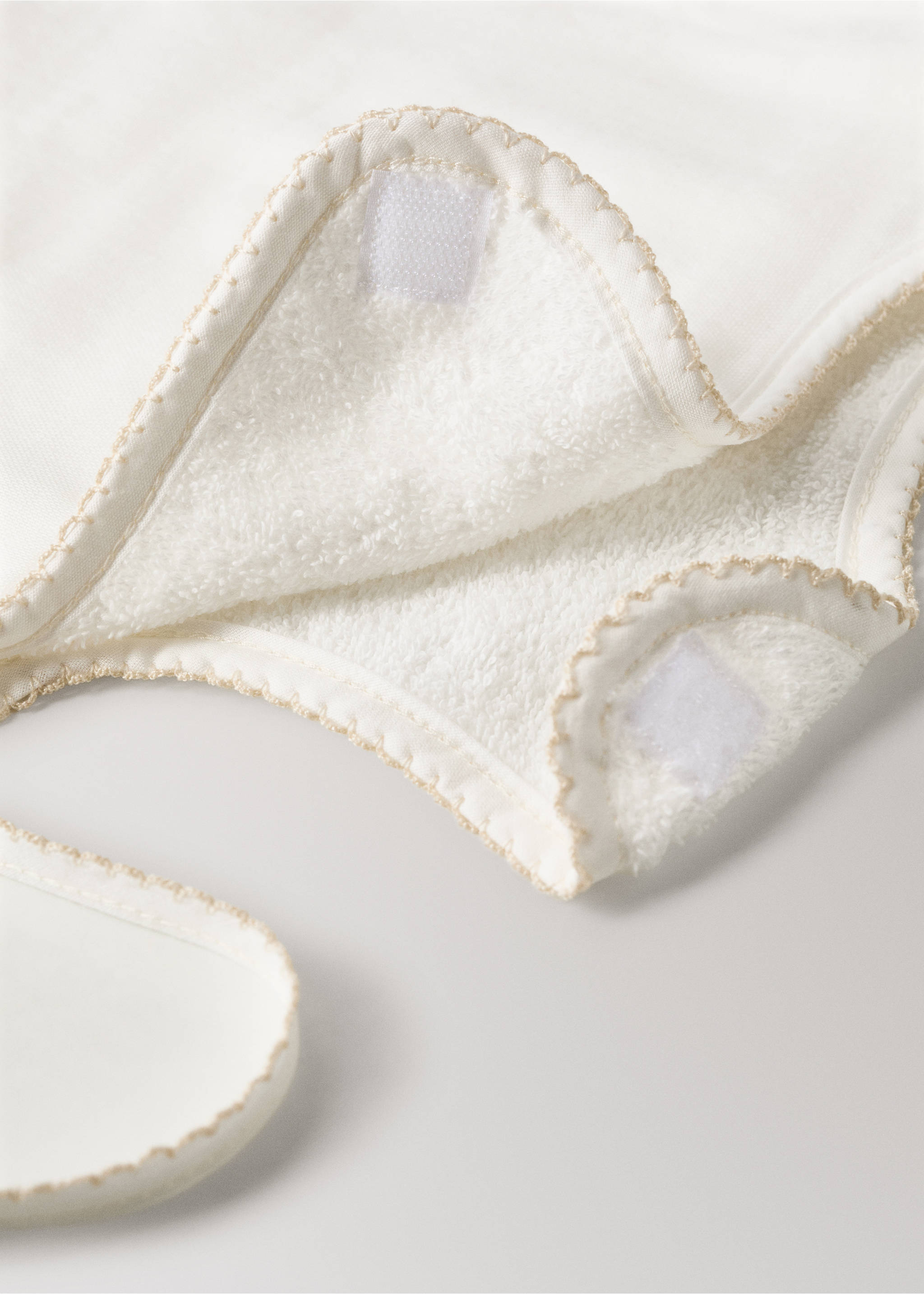 Cotton bib with decorative trim - Details of the article 3, Medium Brown. Ref: 37191576-00.