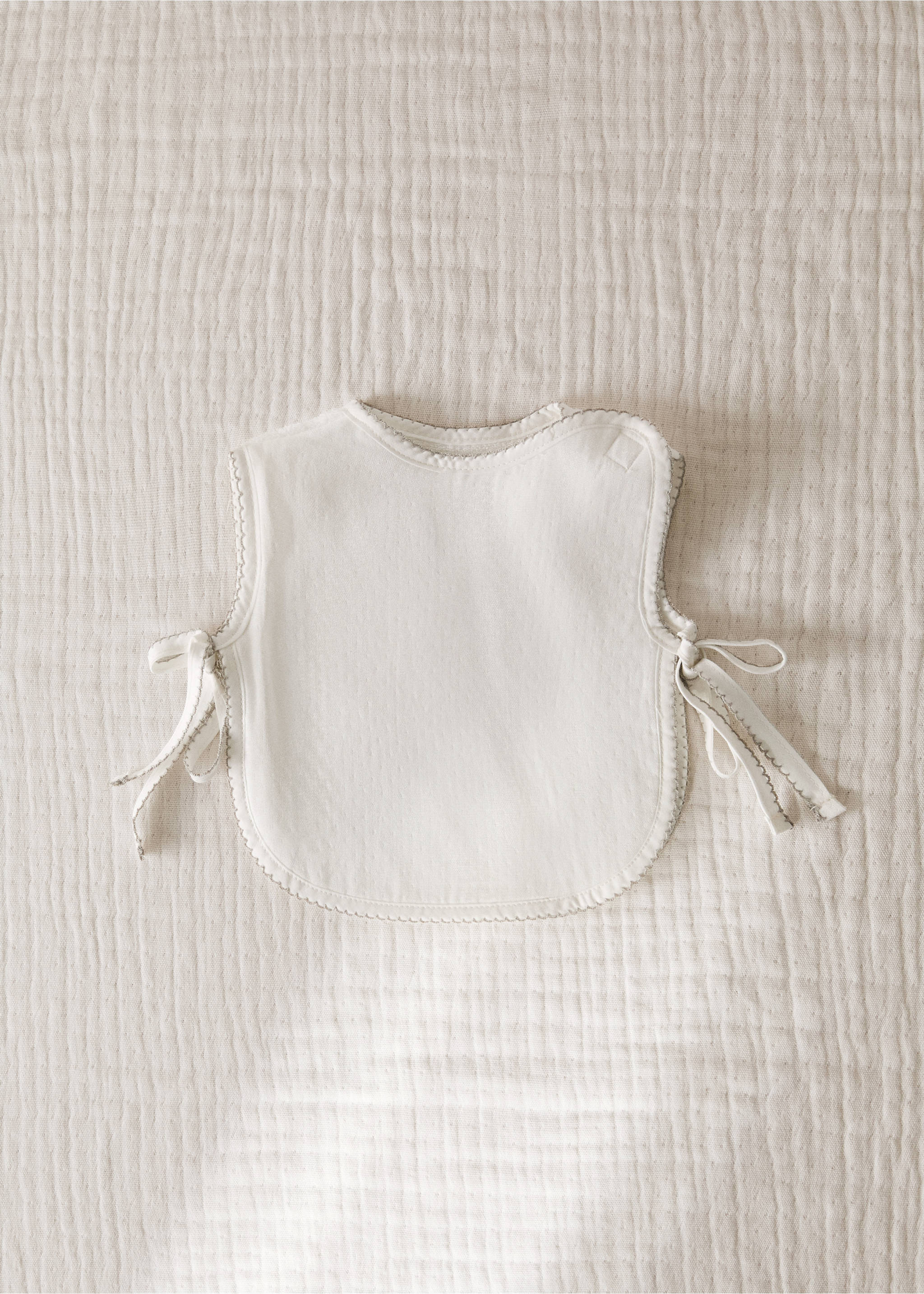 Cotton bib with decorative trim - General plane, Green. Ref: 37191576-00.