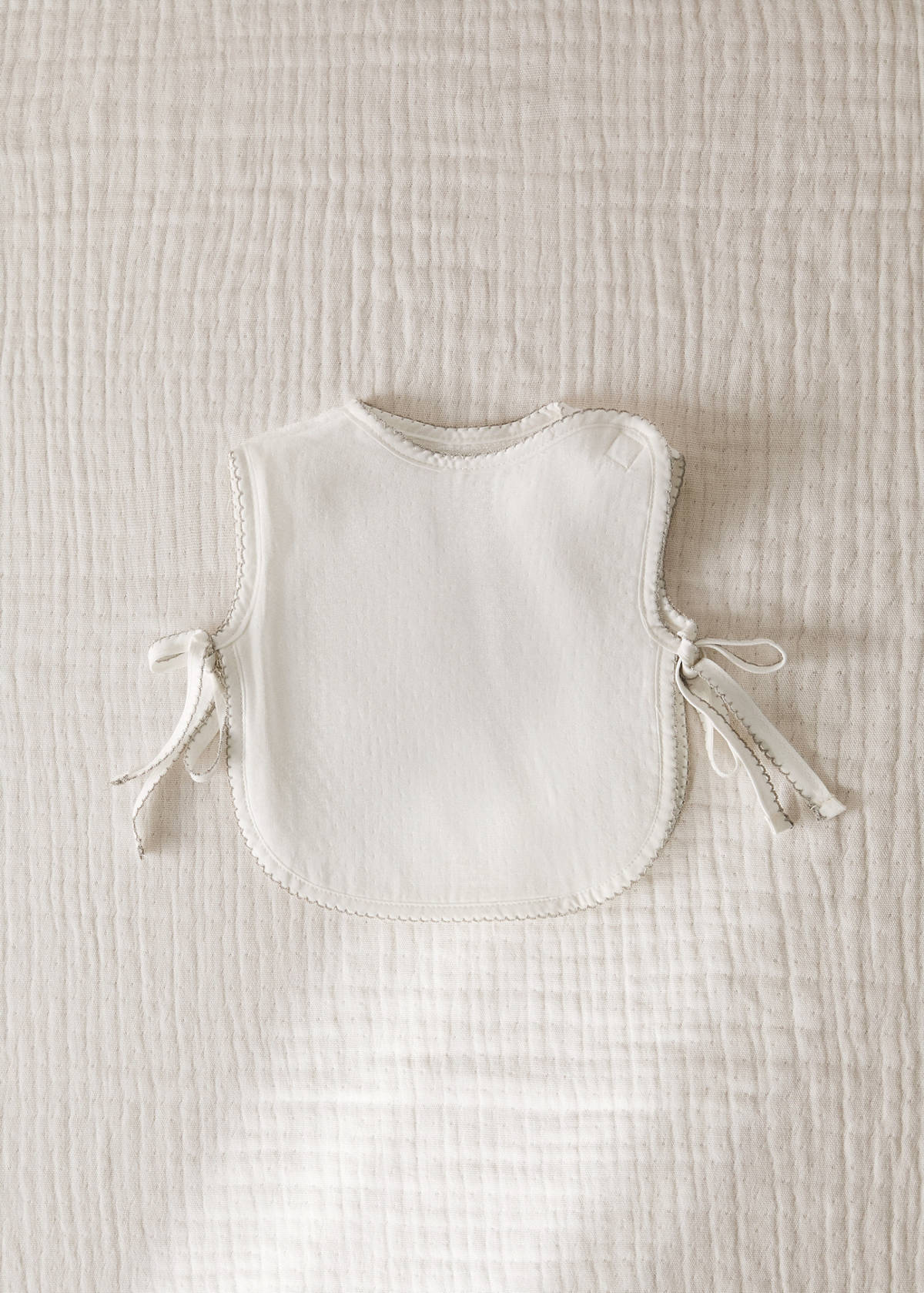 Cotton bib with decorative trim — Green