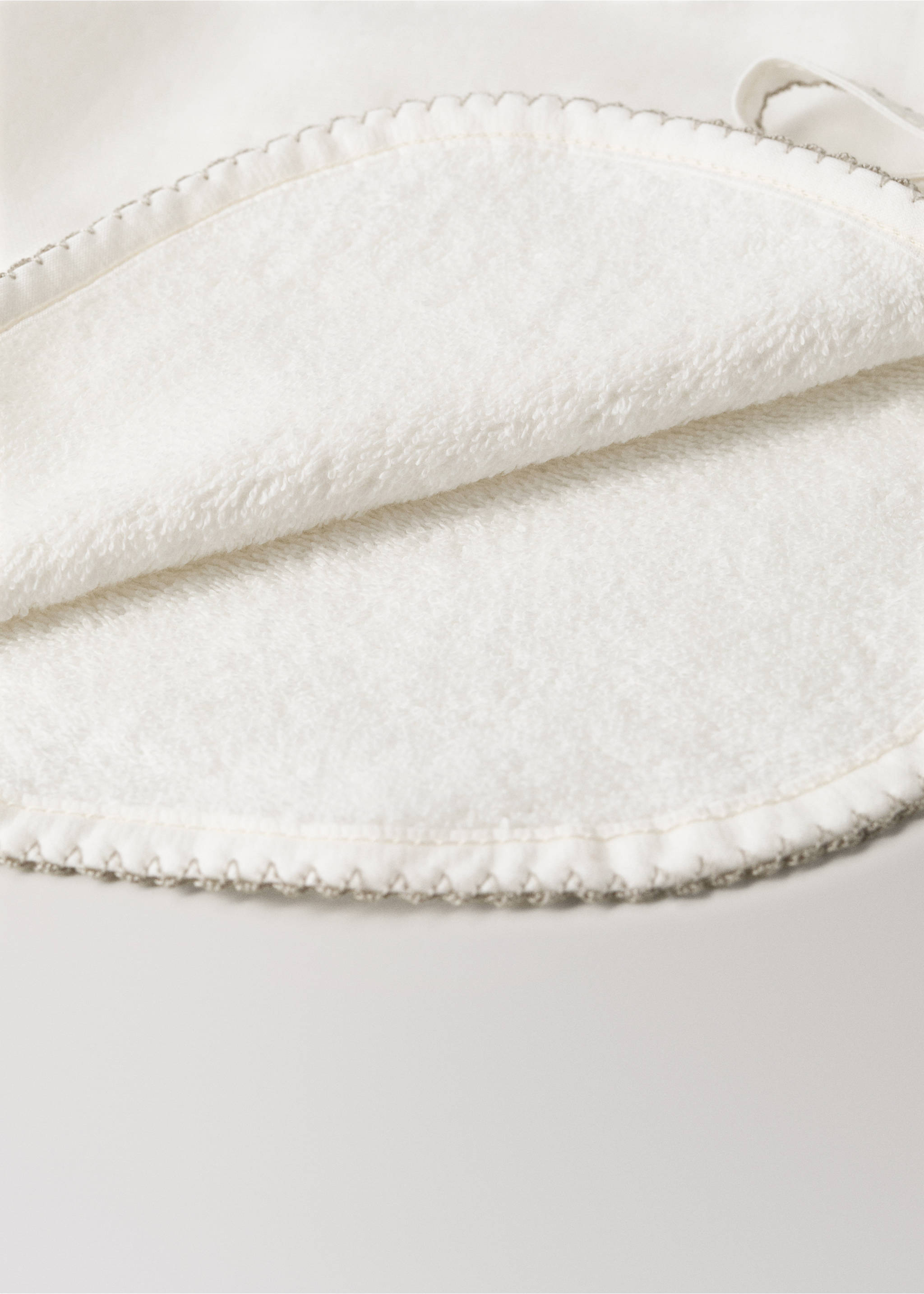 Cotton bib with decorative trim - Details of the article 2, Green. Ref: 37191576-00.