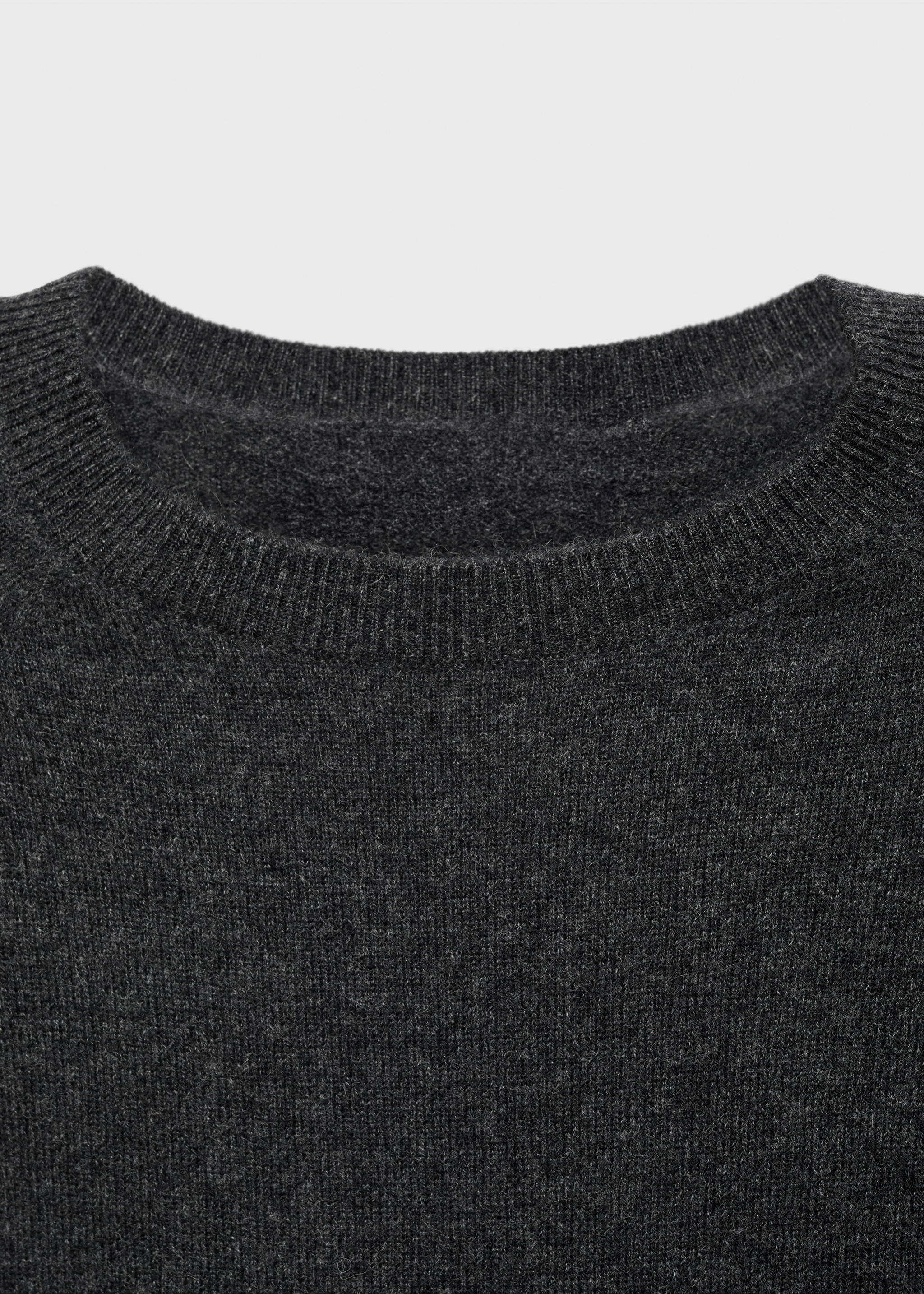 100% cashmere sweater - Details of the article 8, Charcoal. Ref: 37193325-00.