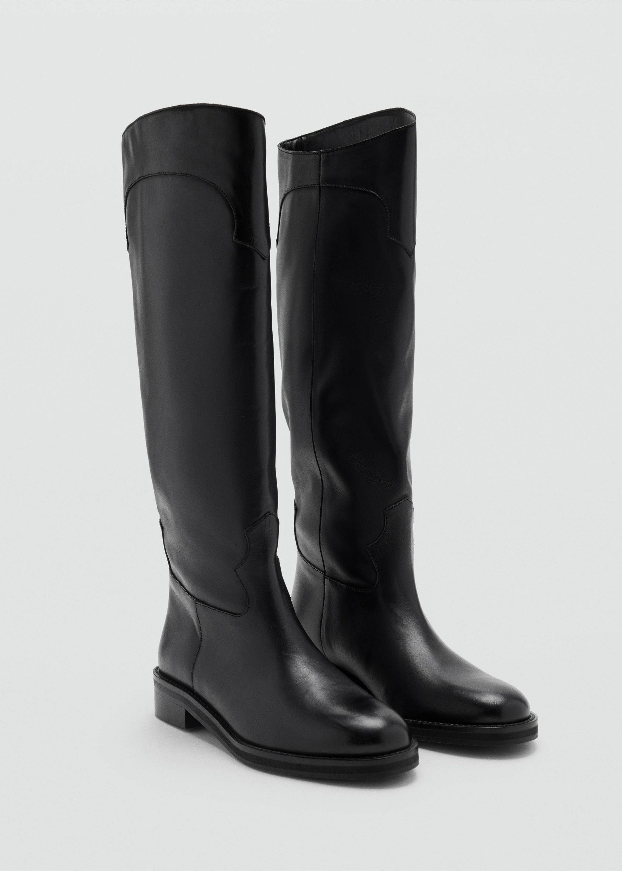 Black knee-high boots with low heels., Black. Ref: 37966723-00.