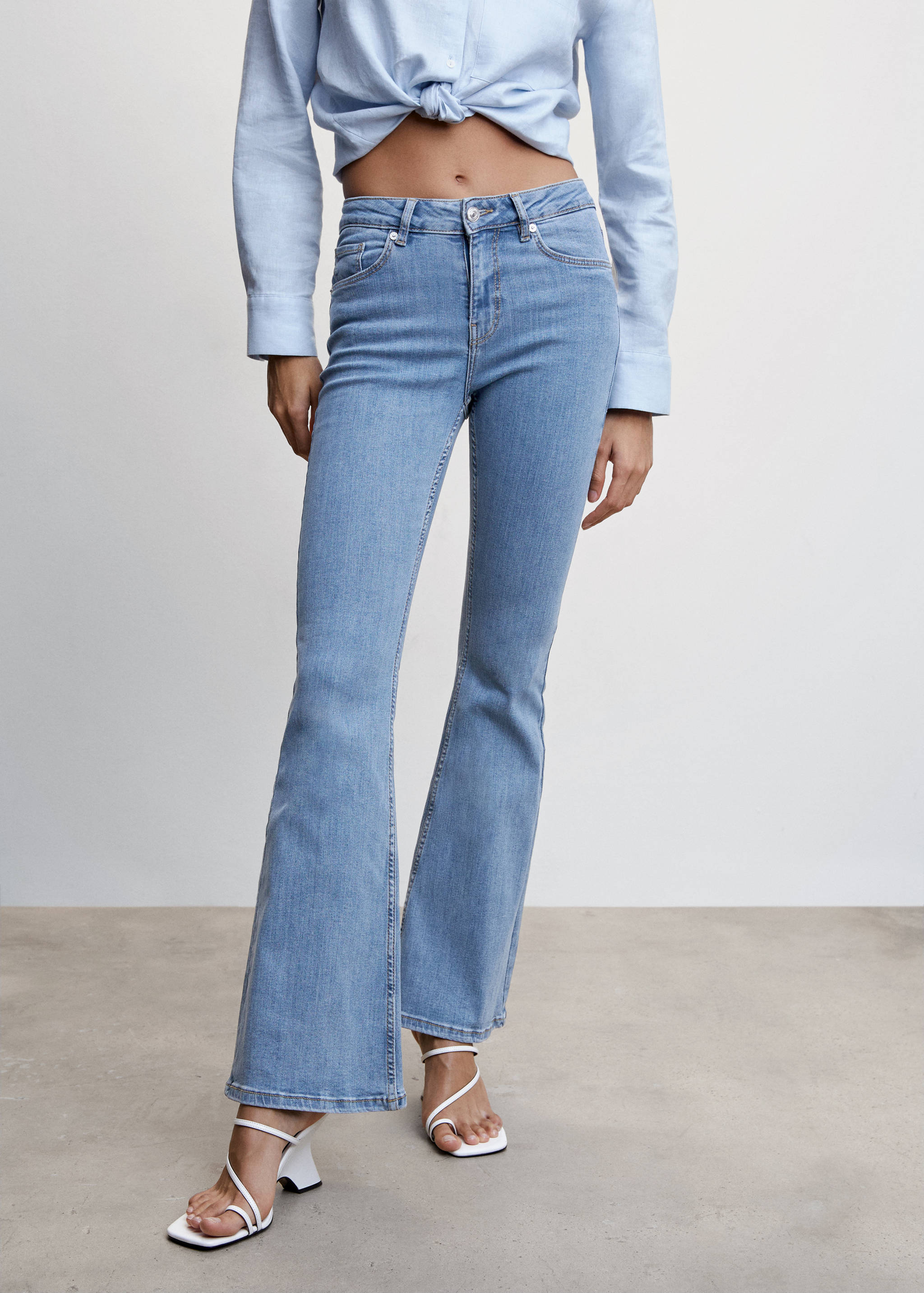 Jeans flare tiro medio - Plano medio