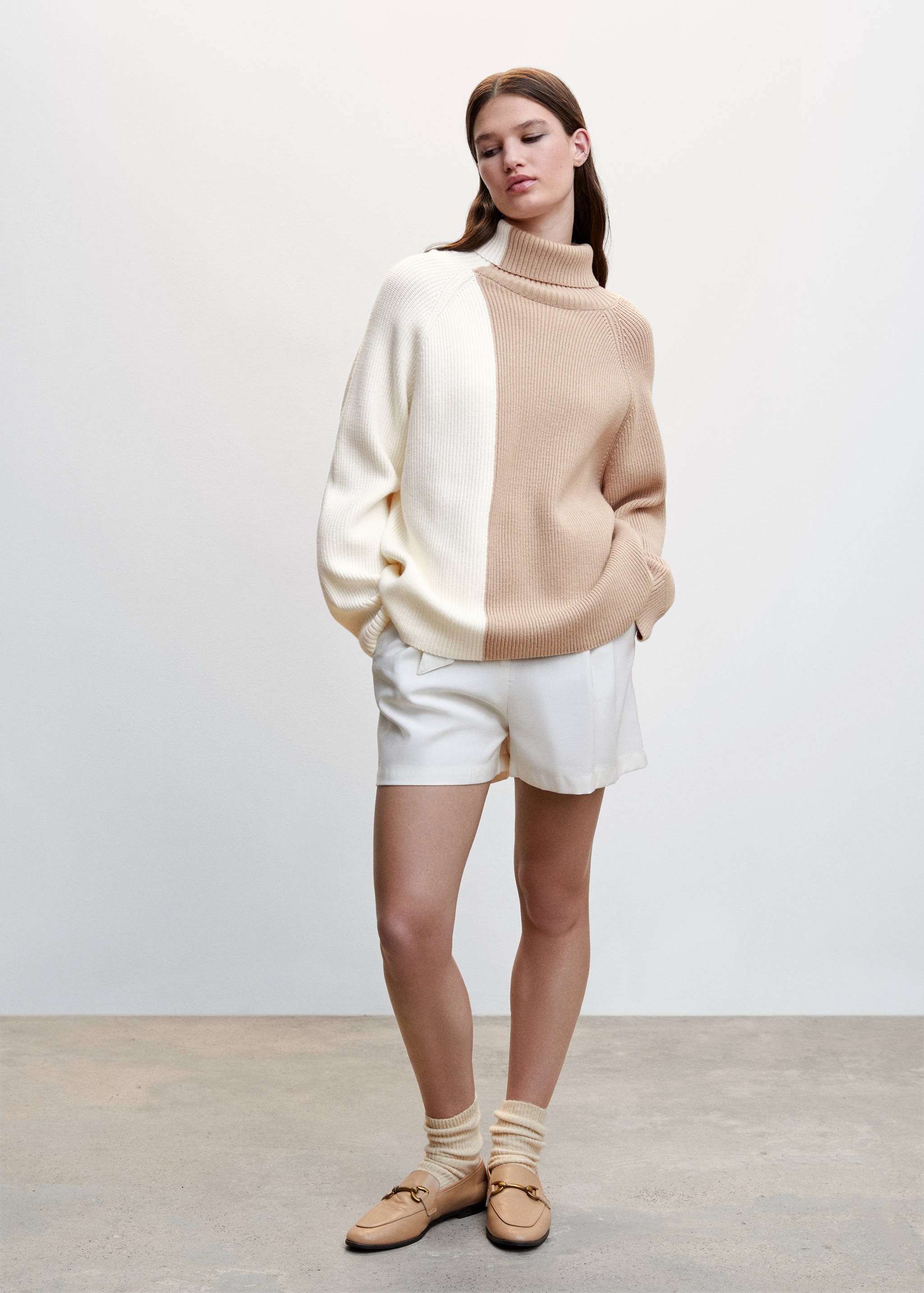 Two-tone turtleneck sweater - General plane
