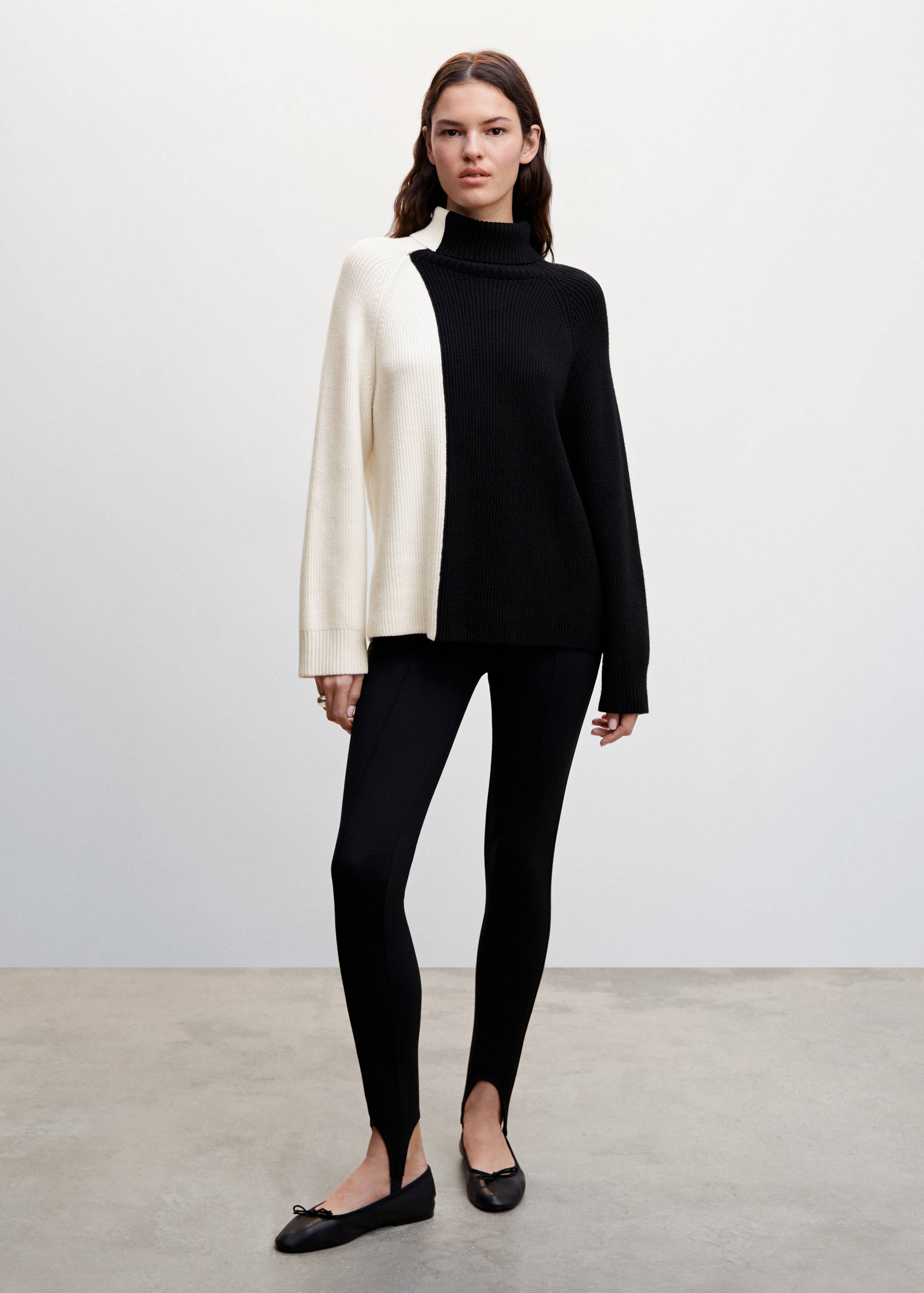 Двухцветный свитер с отворотом на воротнике - Общий план