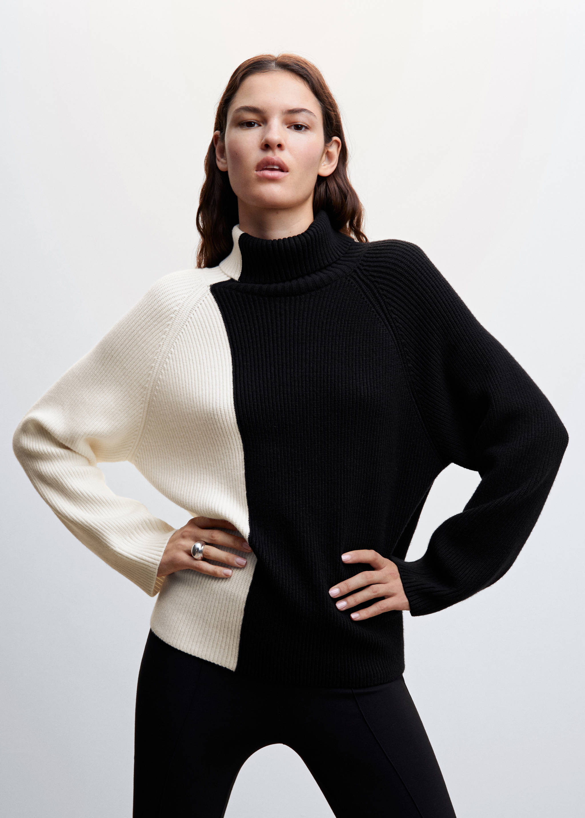 Двухцветный свитер с отворотом на воротнике - Средний план