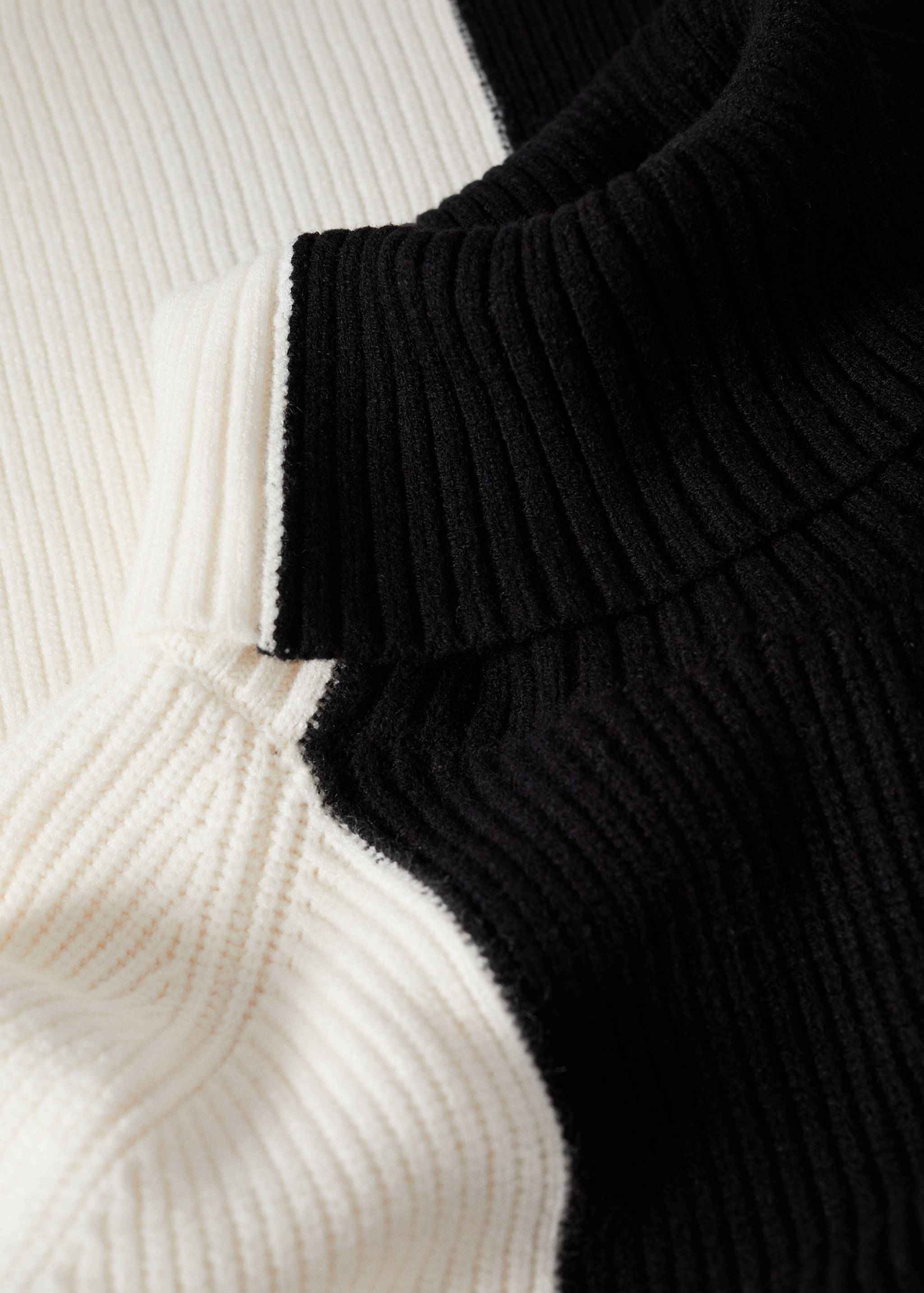 Двухцветный свитер с отворотом на воротнике - Деталь изделия 8