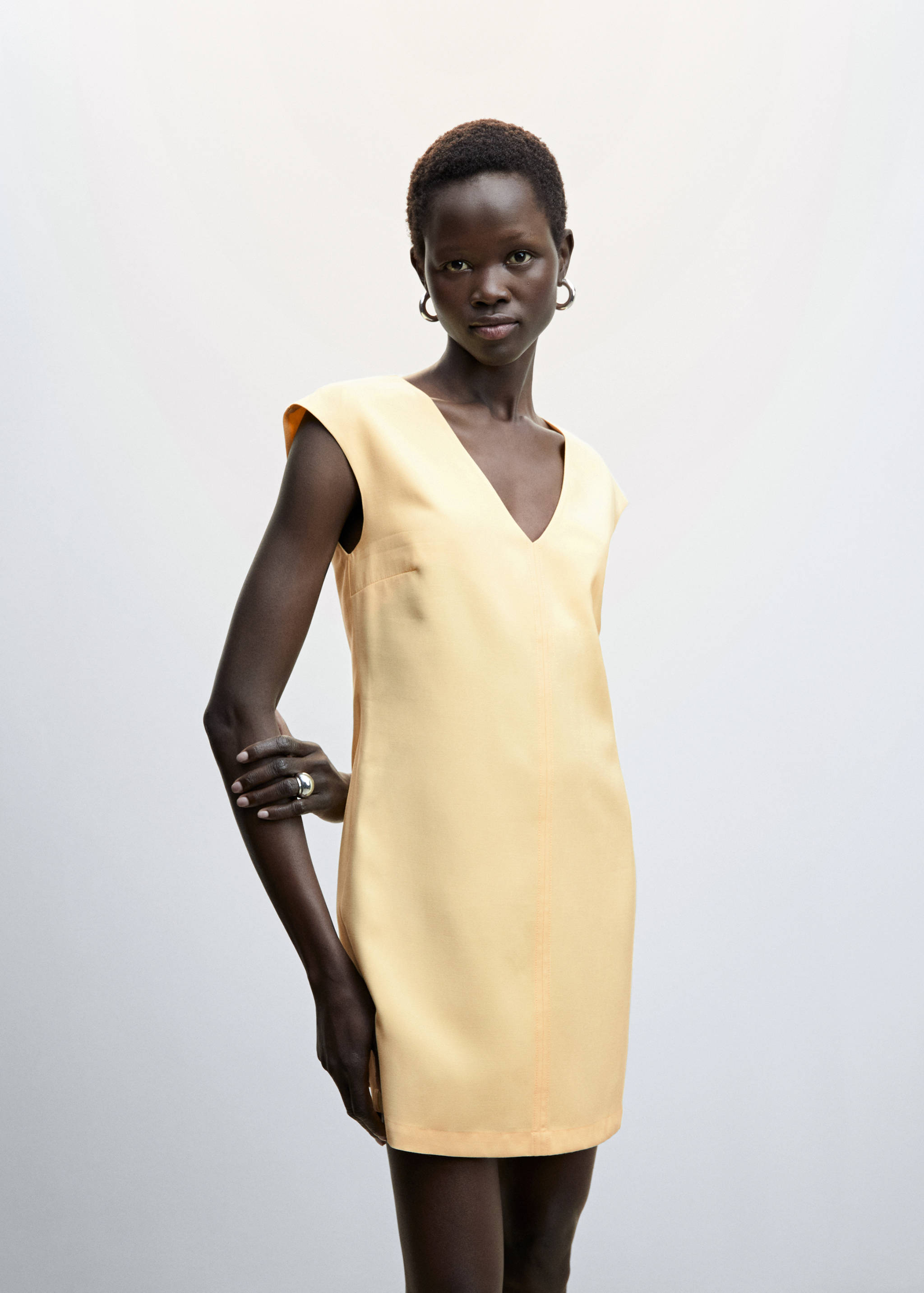 Vestido corto escote pico - Plano medio