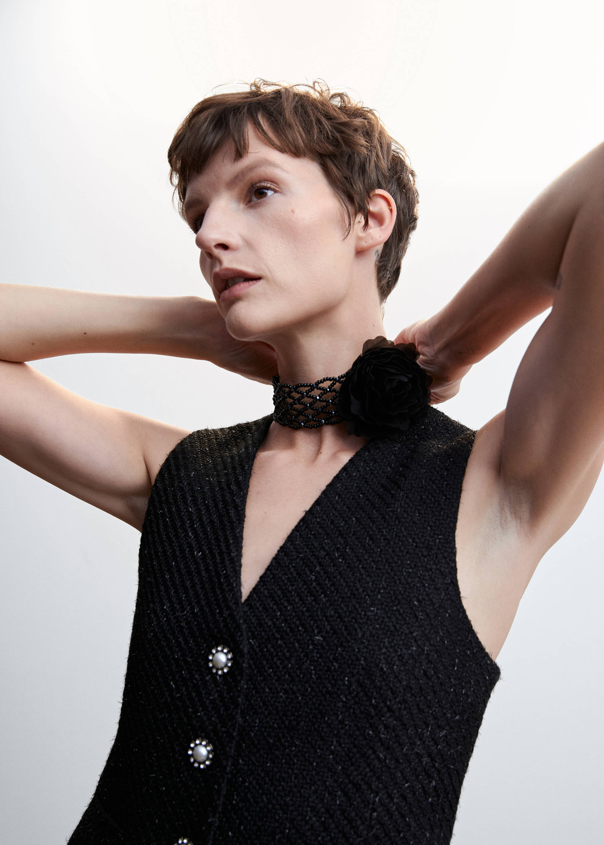 Fabric flower choker - General plane